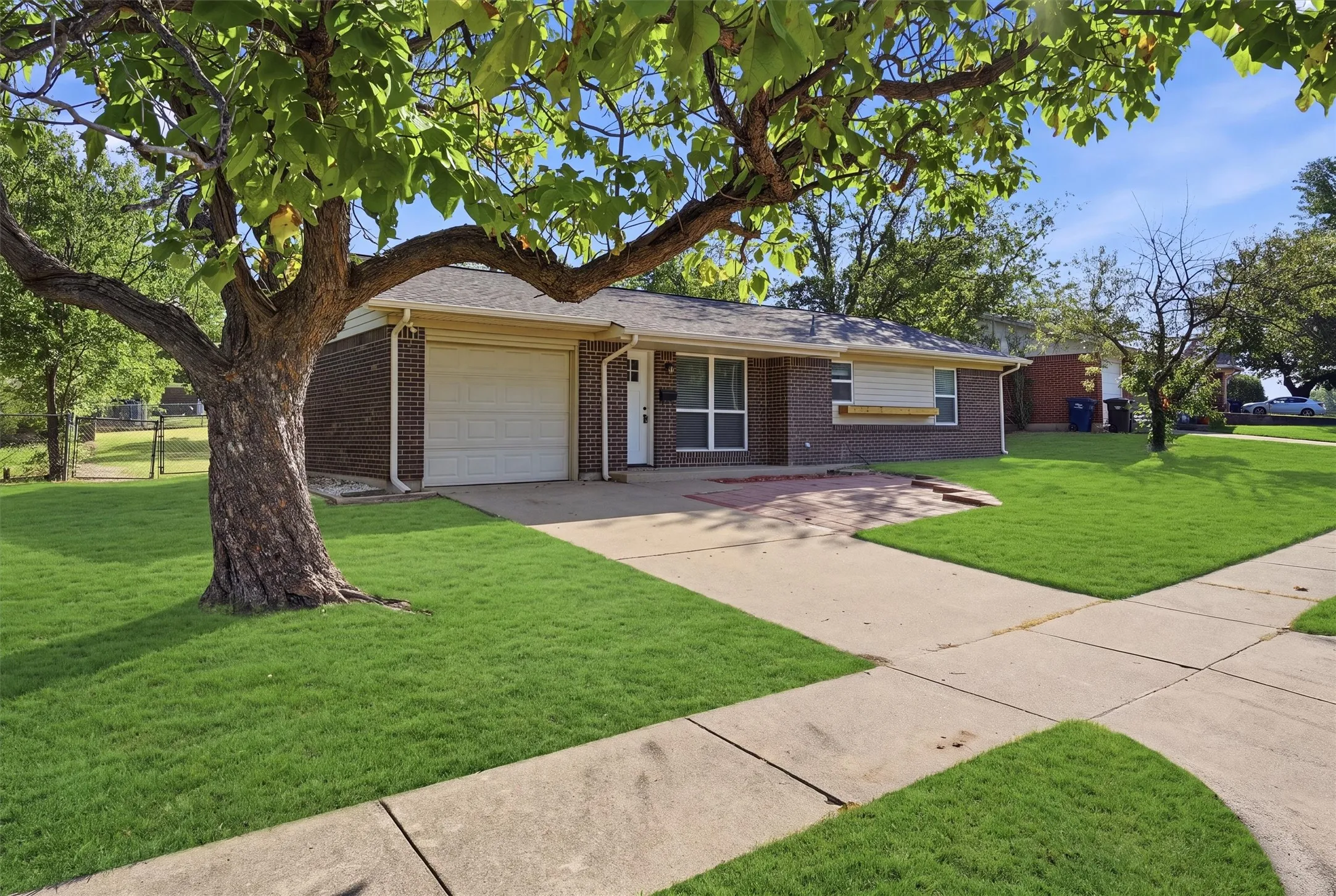 Single Family Residence For Sale in Tarrant County , 6214 Shadydell Drive, Fort Worth, Texas 76135, 2 Bedroom, 1 Bathroom, 1 Garage spaces, 1,008 Sqft, built in 1963, mls#21340506, Real Estate Agent in Fort Worth, Homes For Sale in Tarrant county, Homes For Sale in Fort Worth, Realtor in Fort Worth Texas, Real Estate Brokerage Independent Realty Texas, Luminita Cordes Realtor