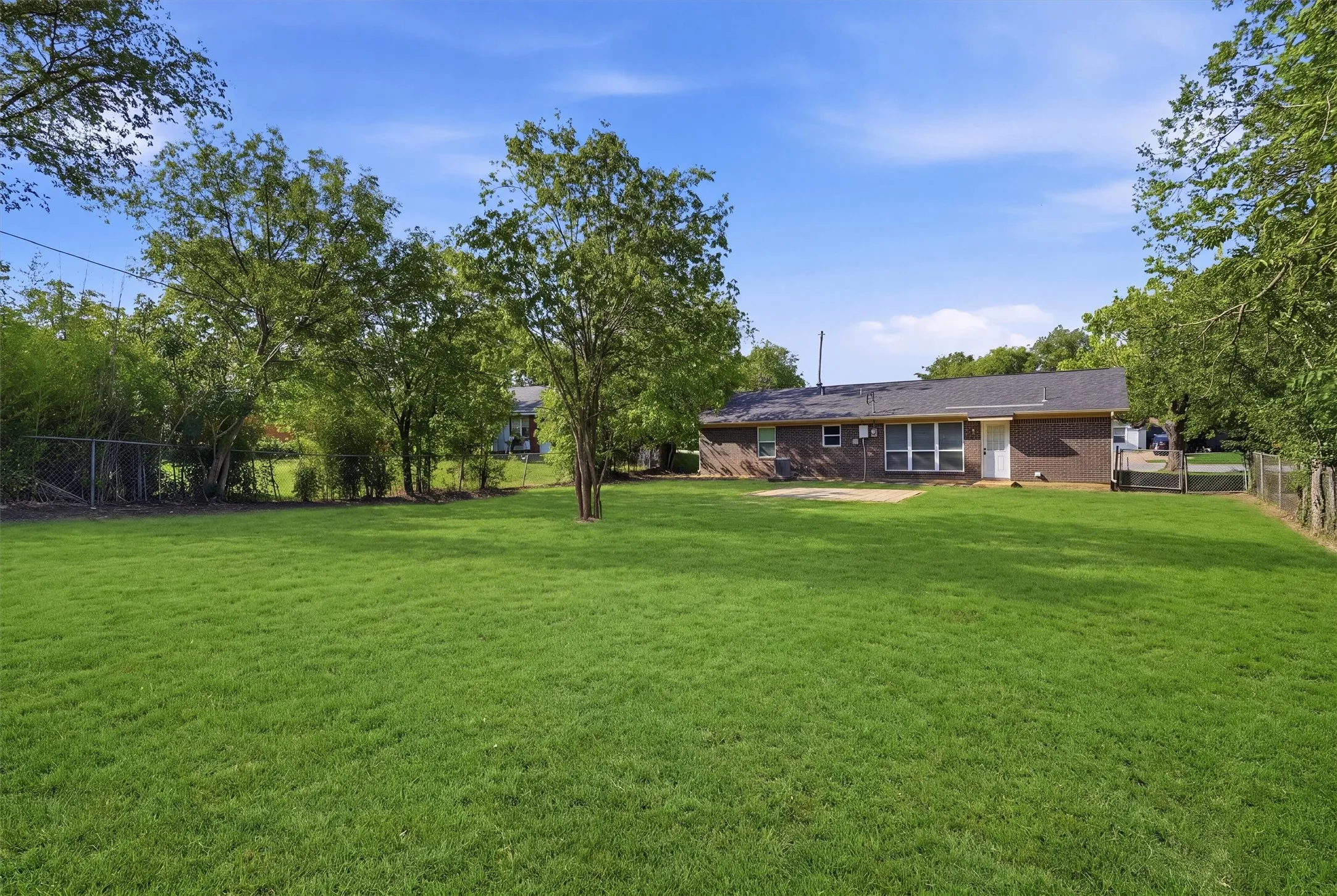 Single Family Residence For Sale in Tarrant County , 6214 Shadydell Drive, Fort Worth, Texas 76135, 2 Bedroom, 1 Bathroom, 1 Garage spaces, 1,008 Sqft, built in 1963, mls#21340506, Real Estate Agent in Fort Worth, Homes For Sale in Tarrant county, Homes For Sale in Fort Worth, Realtor in Fort Worth Texas, Real Estate Brokerage Independent Realty Texas, Luminita Cordes Realtor
