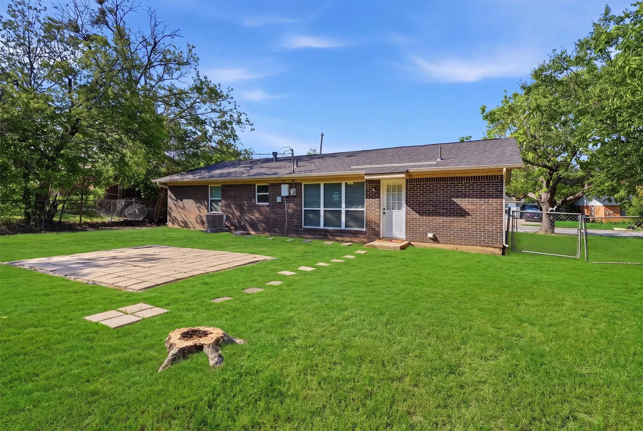 Single Family Residence For Sale in Tarrant County , 6214 Shadydell Drive, Fort Worth, Texas 76135, 2 Bedroom, 1 Bathroom, 1 Garage spaces, 1,008 Sqft, built in 1963, mls#21340506, Real Estate Agent in Fort Worth, Homes For Sale in Tarrant county, Homes For Sale in Fort Worth, Realtor in Fort Worth Texas, Real Estate Brokerage Independent Realty Texas, Luminita Cordes Realtor