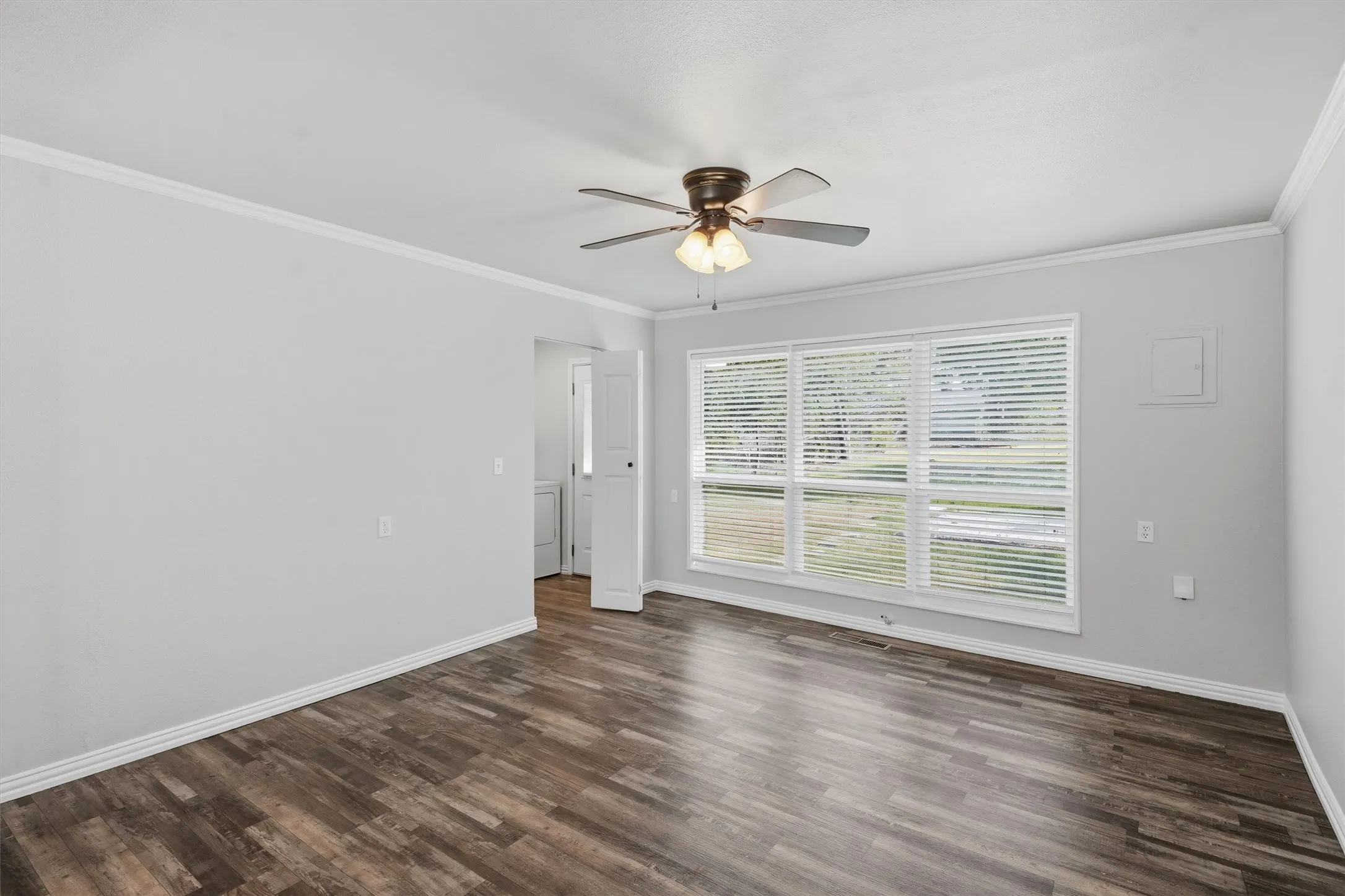Single Family Residence For Sale in Tarrant County , 6214 Shadydell Drive, Fort Worth, Texas 76135, 2 Bedroom, 1 Bathroom, 1 Garage spaces, 1,008 Sqft, built in 1963, mls#21340506, Real Estate Agent in Fort Worth, Homes For Sale in Tarrant county, Homes For Sale in Fort Worth, Realtor in Fort Worth Texas, Real Estate Brokerage Independent Realty Texas, Luminita Cordes Realtor