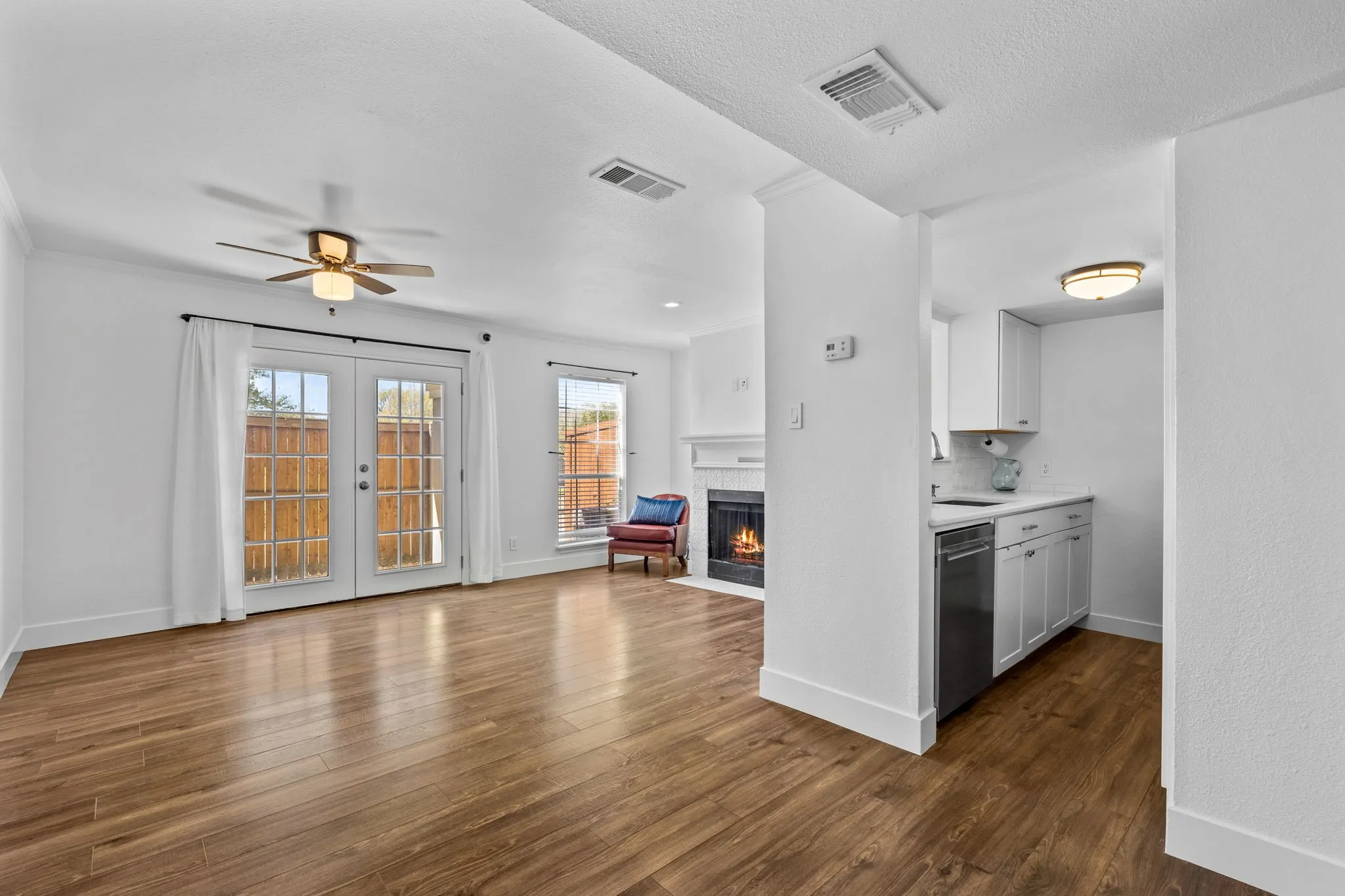 Single Family Residence For Sale in Collin County , 8400 Hickory Street 103, Frisco, Texas 75034, 1 Bedroom, 2 Bathroom, 1 Garage spaces, 884 Sqft, built in 1987, mls#21340493, Real Estate Agent in Frisco, Homes For Sale in Collin county, Homes For Sale in Frisco, Realtor in Frisco Texas, Real Estate Brokerage Independent Realty Texas, Luminita Cordes Realtor