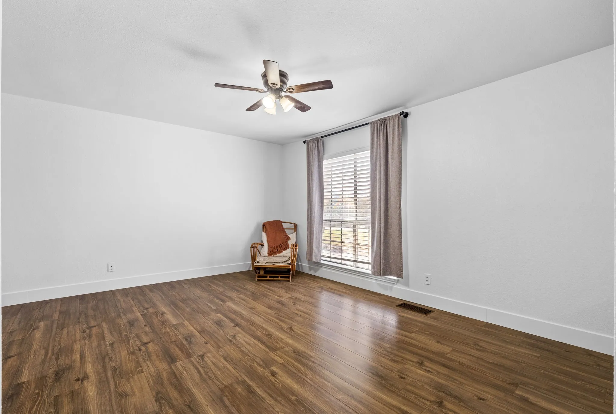 Single Family Residence For Sale in Collin County , 8400 Hickory Street 103, Frisco, Texas 75034, 1 Bedroom, 2 Bathroom, 1 Garage spaces, 884 Sqft, built in 1987, mls#21340493, Real Estate Agent in Frisco, Homes For Sale in Collin county, Homes For Sale in Frisco, Realtor in Frisco Texas, Real Estate Brokerage Independent Realty Texas, Luminita Cordes Realtor
