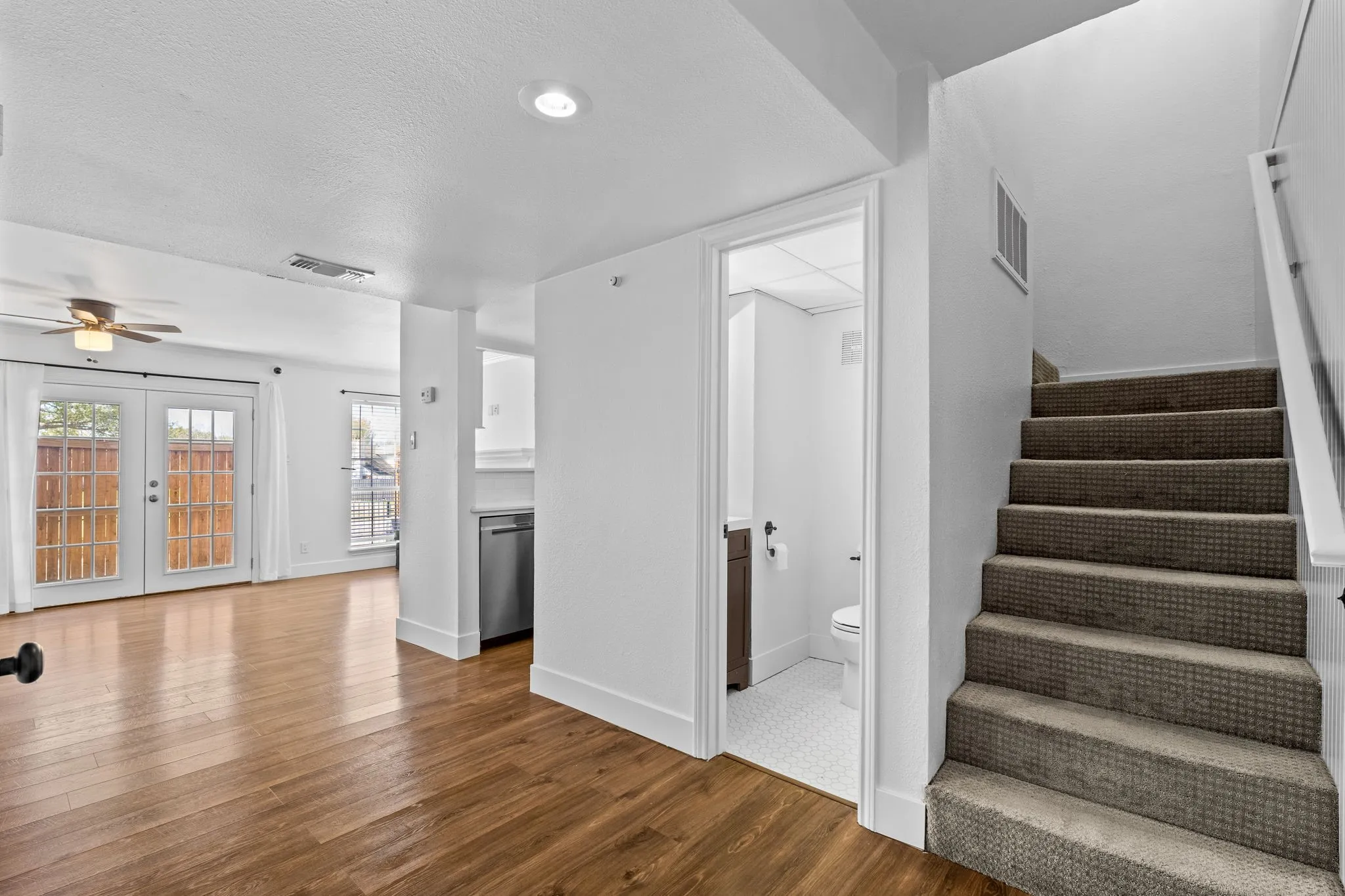 Single Family Residence For Sale in Collin County , 8400 Hickory Street 103, Frisco, Texas 75034, 1 Bedroom, 2 Bathroom, 1 Garage spaces, 884 Sqft, built in 1987, mls#21340493, Real Estate Agent in Frisco, Homes For Sale in Collin county, Homes For Sale in Frisco, Realtor in Frisco Texas, Real Estate Brokerage Independent Realty Texas, Luminita Cordes Realtor