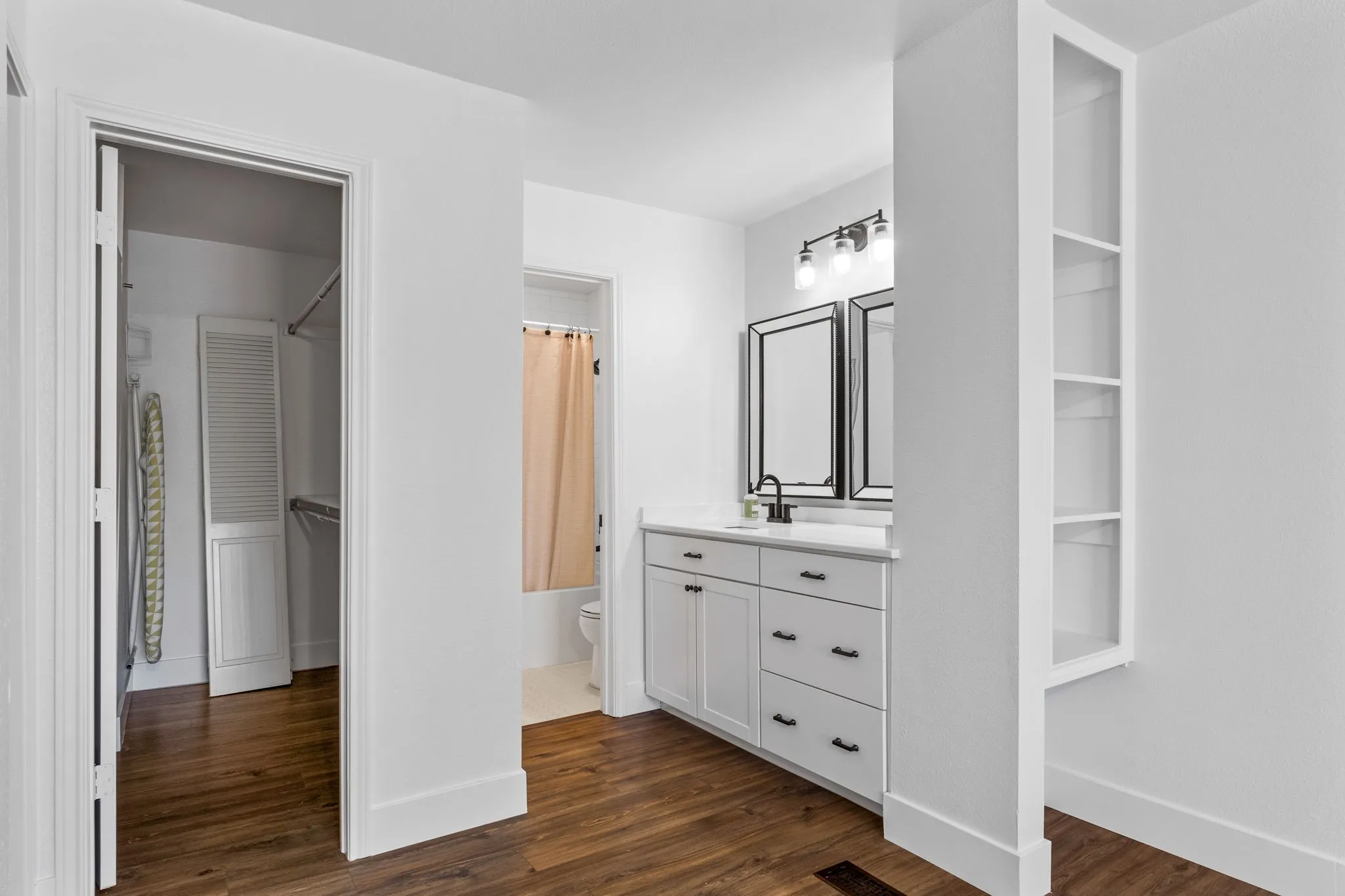 Single Family Residence For Sale in Collin County , 8400 Hickory Street 103, Frisco, Texas 75034, 1 Bedroom, 2 Bathroom, 1 Garage spaces, 884 Sqft, built in 1987, mls#21340493, Real Estate Agent in Frisco, Homes For Sale in Collin county, Homes For Sale in Frisco, Realtor in Frisco Texas, Real Estate Brokerage Independent Realty Texas, Luminita Cordes Realtor
