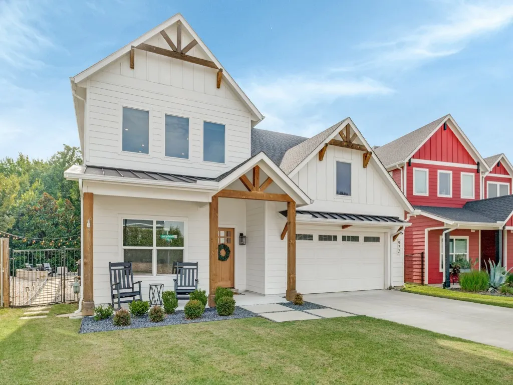 Single Family Residence For Sale in Tarrant County , 972 Meadow Bend Loop S, Grapevine, Texas 76051, 4 Bedroom, 4 Bathroom, 2 Garage spaces, 3,023 Sqft, built in 2020, mls#21339585, Real Estate Agent in Grapevine, Homes For Sale in Tarrant county, Homes For Sale in Grapevine, Realtor in Grapevine Texas, Real Estate Brokerage Independent Realty Texas, Luminita Cordes Realtor