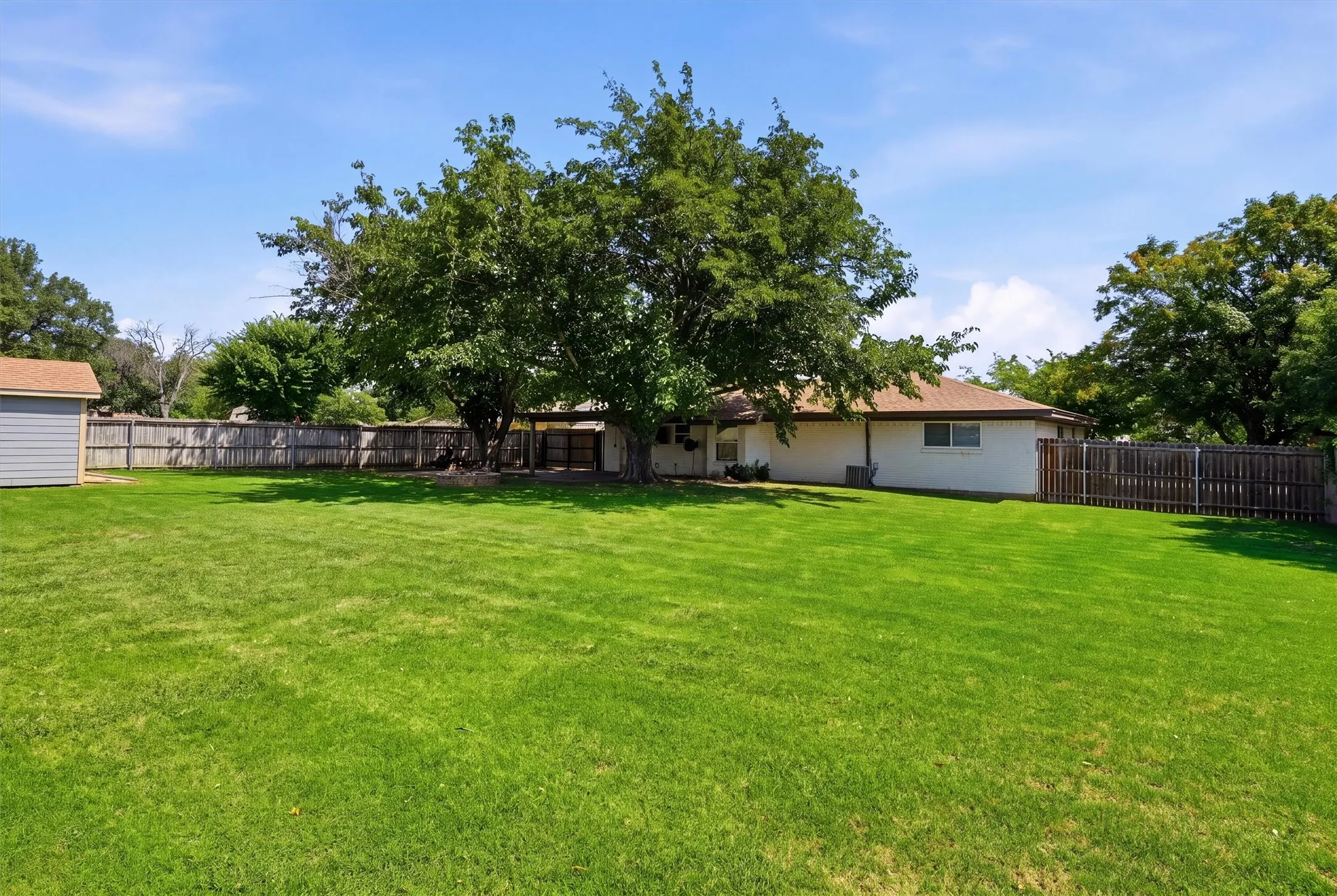 Single Family Residence For Sale in Denton County , 332 S Sealy Avenue, Justin, Texas 76247, 3 Bedroom, 2 Bathroom, 2 Garage spaces, 1,326 Sqft, built in 1984, mls#21334910, Real Estate Agent in Justin, Homes For Sale in Denton county, Homes For Sale in Justin, Realtor in Justin Texas, Real Estate Brokerage Independent Realty Texas, Luminita Cordes Realtor