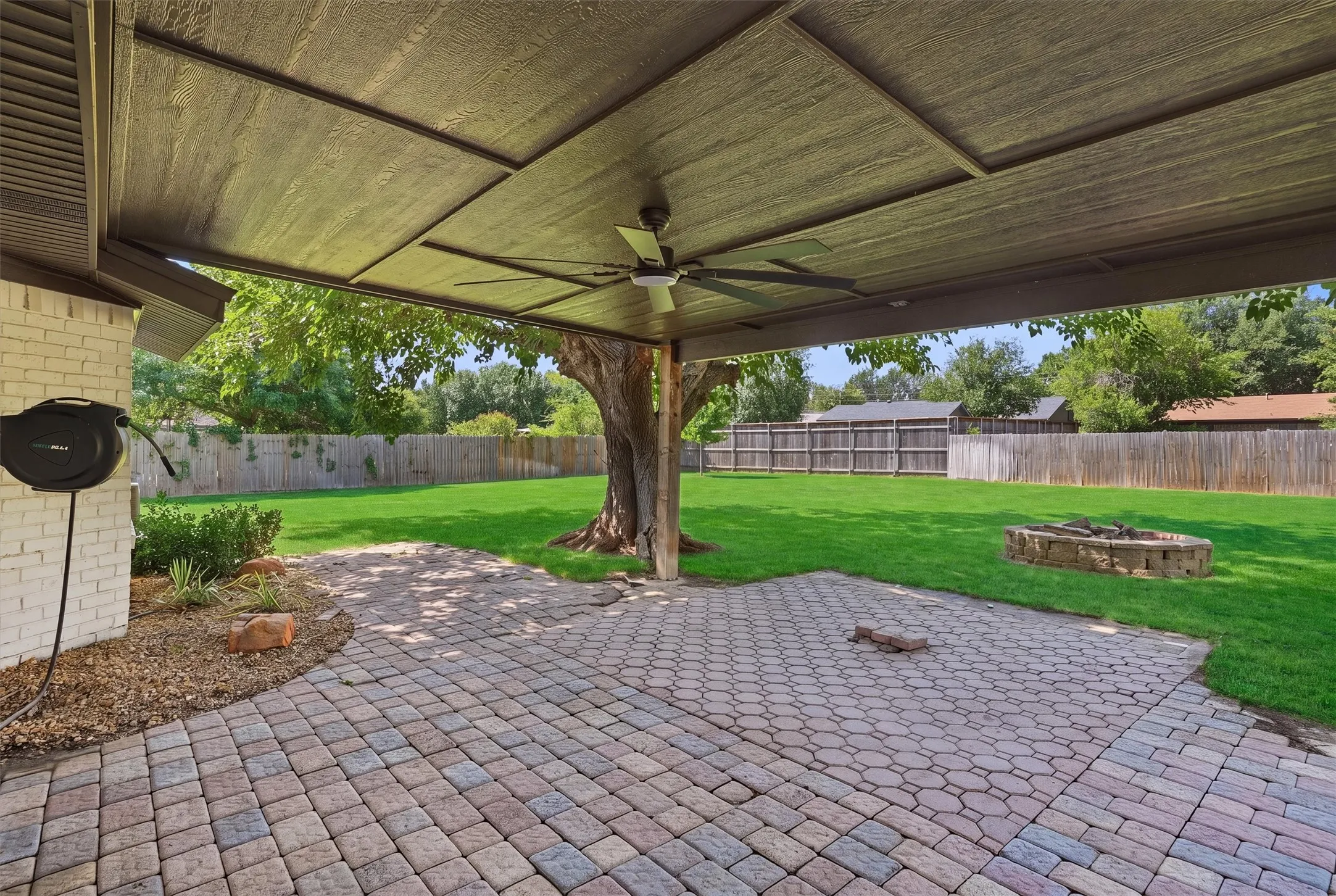 Single Family Residence For Sale in Denton County , 332 S Sealy Avenue, Justin, Texas 76247, 3 Bedroom, 2 Bathroom, 2 Garage spaces, 1,326 Sqft, built in 1984, mls#21334910, Real Estate Agent in Justin, Homes For Sale in Denton county, Homes For Sale in Justin, Realtor in Justin Texas, Real Estate Brokerage Independent Realty Texas, Luminita Cordes Realtor