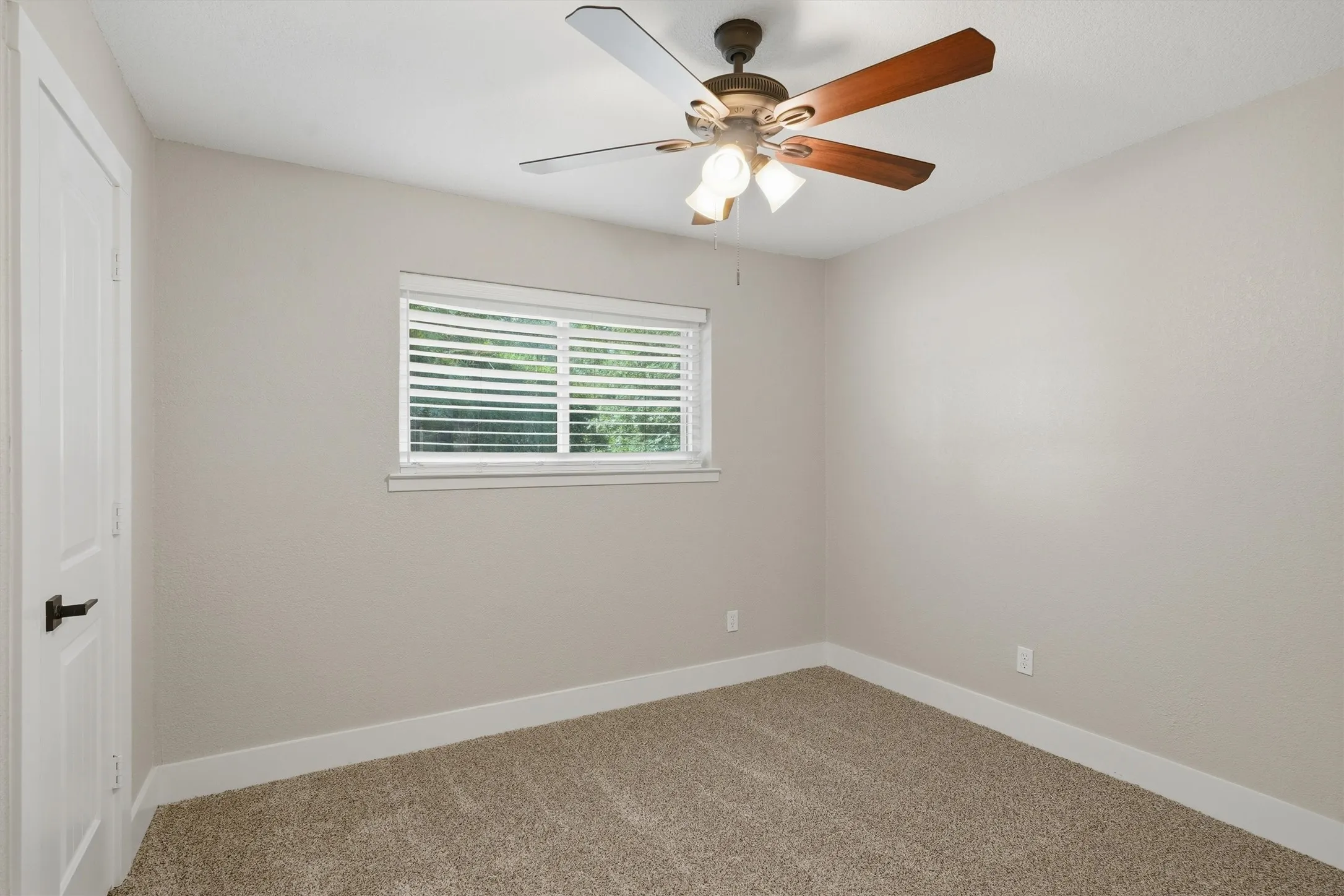 Single Family Residence For Sale in Denton County , 332 S Sealy Avenue, Justin, Texas 76247, 3 Bedroom, 2 Bathroom, 2 Garage spaces, 1,326 Sqft, built in 1984, mls#21334910, Real Estate Agent in Justin, Homes For Sale in Denton county, Homes For Sale in Justin, Realtor in Justin Texas, Real Estate Brokerage Independent Realty Texas, Luminita Cordes Realtor