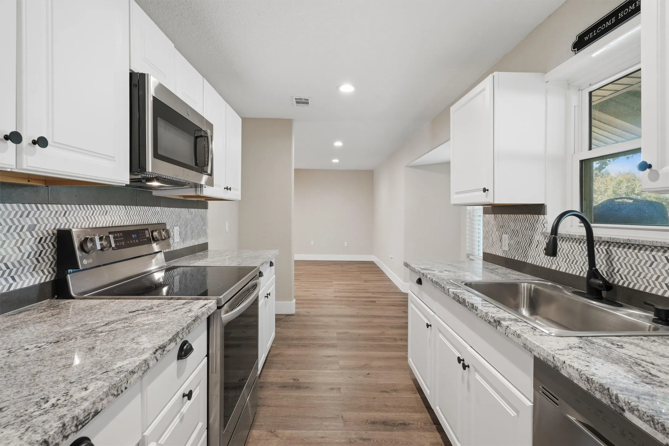Single Family Residence For Sale in Denton County , 332 S Sealy Avenue, Justin, Texas 76247, 3 Bedroom, 2 Bathroom, 2 Garage spaces, 1,326 Sqft, built in 1984, mls#21334910, Real Estate Agent in Justin, Homes For Sale in Denton county, Homes For Sale in Justin, Realtor in Justin Texas, Real Estate Brokerage Independent Realty Texas, Luminita Cordes Realtor