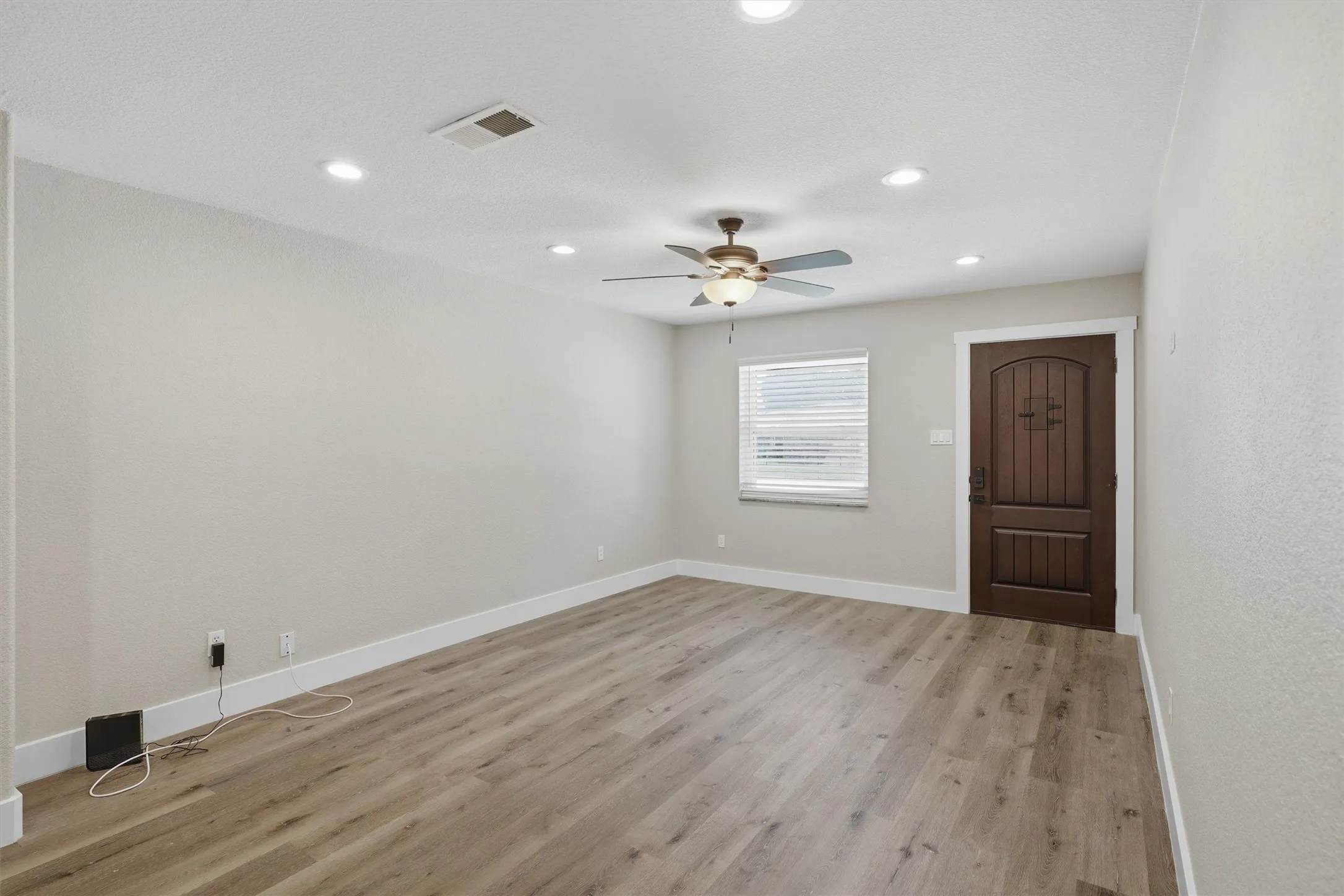 Single Family Residence For Sale in Denton County , 332 S Sealy Avenue, Justin, Texas 76247, 3 Bedroom, 2 Bathroom, 2 Garage spaces, 1,326 Sqft, built in 1984, mls#21334910, Real Estate Agent in Justin, Homes For Sale in Denton county, Homes For Sale in Justin, Realtor in Justin Texas, Real Estate Brokerage Independent Realty Texas, Luminita Cordes Realtor