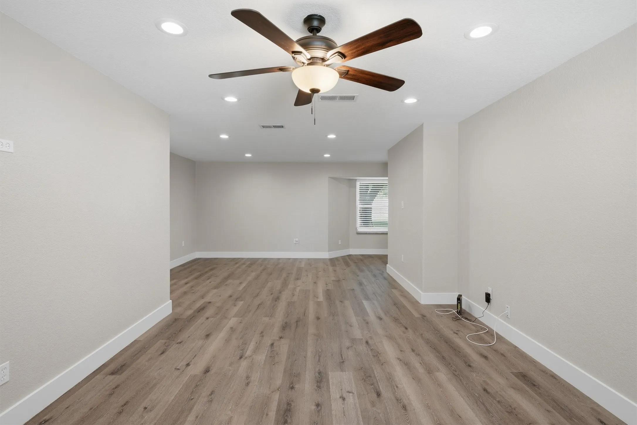 Single Family Residence For Sale in Denton County , 332 S Sealy Avenue, Justin, Texas 76247, 3 Bedroom, 2 Bathroom, 2 Garage spaces, 1,326 Sqft, built in 1984, mls#21334910, Real Estate Agent in Justin, Homes For Sale in Denton county, Homes For Sale in Justin, Realtor in Justin Texas, Real Estate Brokerage Independent Realty Texas, Luminita Cordes Realtor