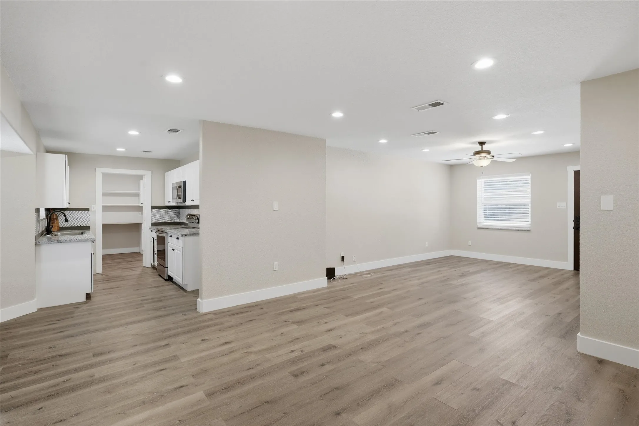 Single Family Residence For Sale in Denton County , 332 S Sealy Avenue, Justin, Texas 76247, 3 Bedroom, 2 Bathroom, 2 Garage spaces, 1,326 Sqft, built in 1984, mls#21334910, Real Estate Agent in Justin, Homes For Sale in Denton county, Homes For Sale in Justin, Realtor in Justin Texas, Real Estate Brokerage Independent Realty Texas, Luminita Cordes Realtor