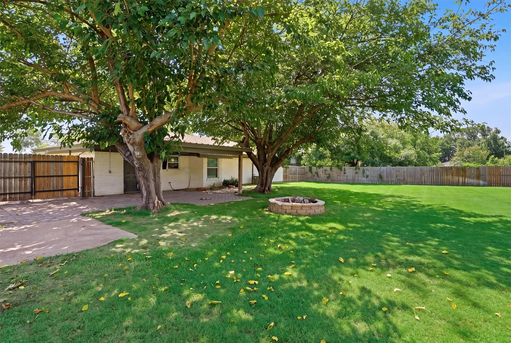 Single Family Residence For Sale in Denton County , 332 S Sealy Avenue, Justin, Texas 76247, 3 Bedroom, 2 Bathroom, 2 Garage spaces, 1,326 Sqft, built in 1984, mls#21334910, Real Estate Agent in Justin, Homes For Sale in Denton county, Homes For Sale in Justin, Realtor in Justin Texas, Real Estate Brokerage Independent Realty Texas, Luminita Cordes Realtor