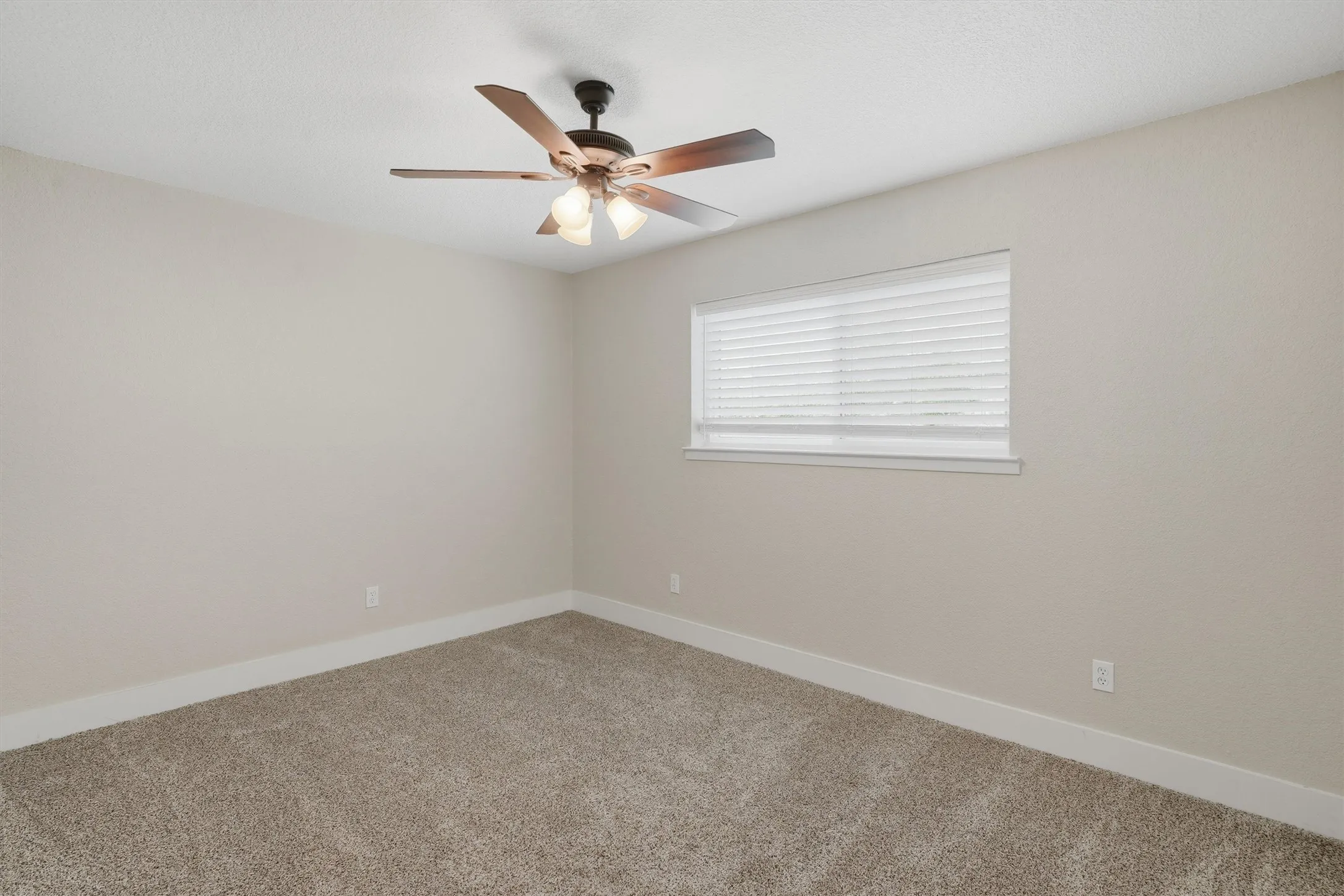 Single Family Residence For Sale in Denton County , 332 S Sealy Avenue, Justin, Texas 76247, 3 Bedroom, 2 Bathroom, 2 Garage spaces, 1,326 Sqft, built in 1984, mls#21334910, Real Estate Agent in Justin, Homes For Sale in Denton county, Homes For Sale in Justin, Realtor in Justin Texas, Real Estate Brokerage Independent Realty Texas, Luminita Cordes Realtor