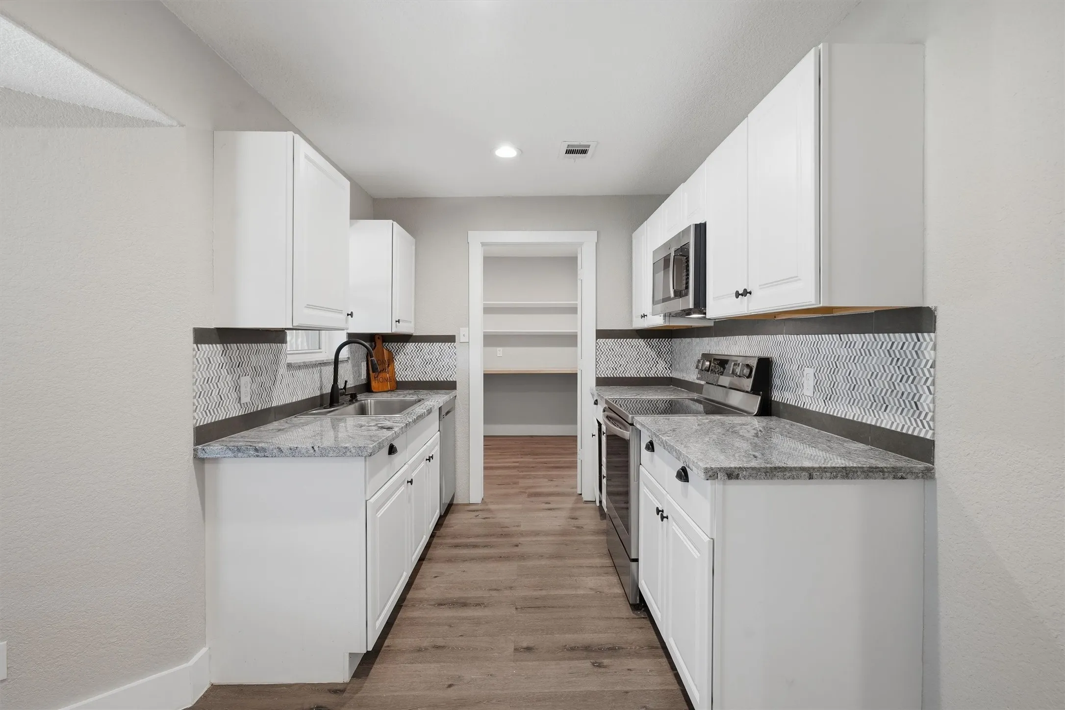 Single Family Residence For Sale in Denton County , 332 S Sealy Avenue, Justin, Texas 76247, 3 Bedroom, 2 Bathroom, 2 Garage spaces, 1,326 Sqft, built in 1984, mls#21334910, Real Estate Agent in Justin, Homes For Sale in Denton county, Homes For Sale in Justin, Realtor in Justin Texas, Real Estate Brokerage Independent Realty Texas, Luminita Cordes Realtor
