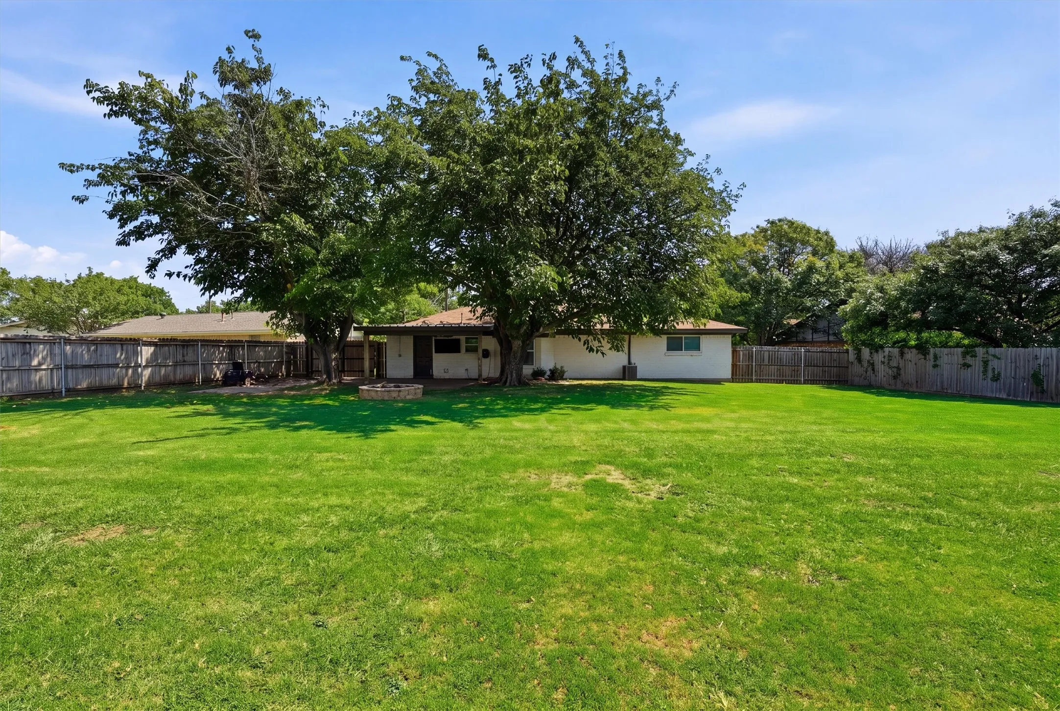 Single Family Residence For Sale in Denton County , 332 S Sealy Avenue, Justin, Texas 76247, 3 Bedroom, 2 Bathroom, 2 Garage spaces, 1,326 Sqft, built in 1984, mls#21334910, Real Estate Agent in Justin, Homes For Sale in Denton county, Homes For Sale in Justin, Realtor in Justin Texas, Real Estate Brokerage Independent Realty Texas, Luminita Cordes Realtor