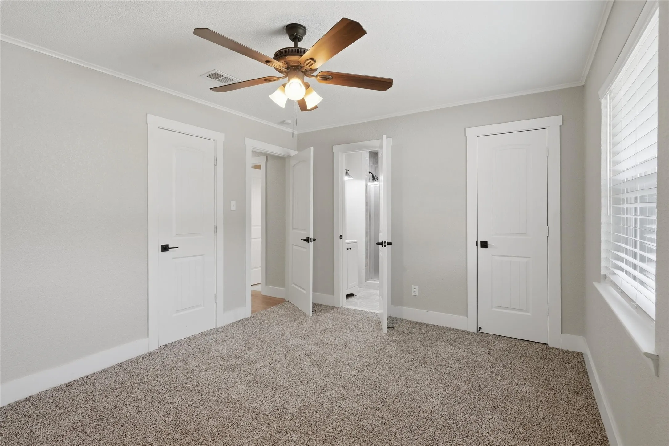 Single Family Residence For Sale in Denton County , 332 S Sealy Avenue, Justin, Texas 76247, 3 Bedroom, 2 Bathroom, 2 Garage spaces, 1,326 Sqft, built in 1984, mls#21334910, Real Estate Agent in Justin, Homes For Sale in Denton county, Homes For Sale in Justin, Realtor in Justin Texas, Real Estate Brokerage Independent Realty Texas, Luminita Cordes Realtor