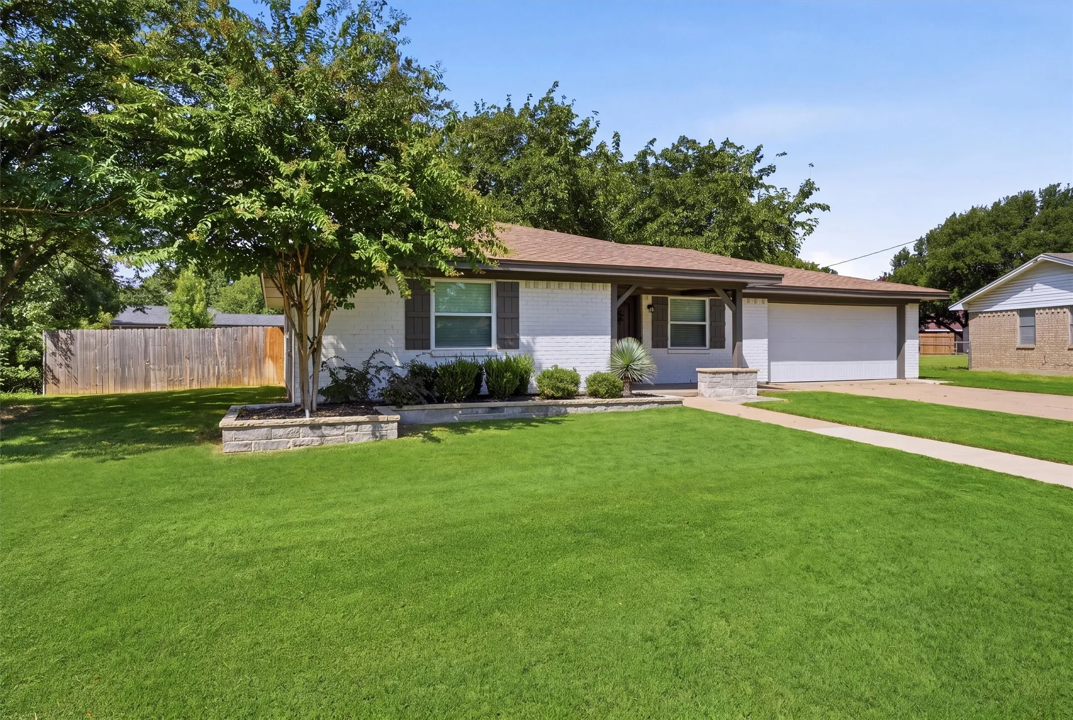 Single Family Residence For Sale in Denton County , 332 S Sealy Avenue, Justin, Texas 76247, 3 Bedroom, 2 Bathroom, 2 Garage spaces, 1,326 Sqft, built in 1984, mls#21334910, Real Estate Agent in Justin, Homes For Sale in Denton county, Homes For Sale in Justin, Realtor in Justin Texas, Real Estate Brokerage Independent Realty Texas, Luminita Cordes Realtor