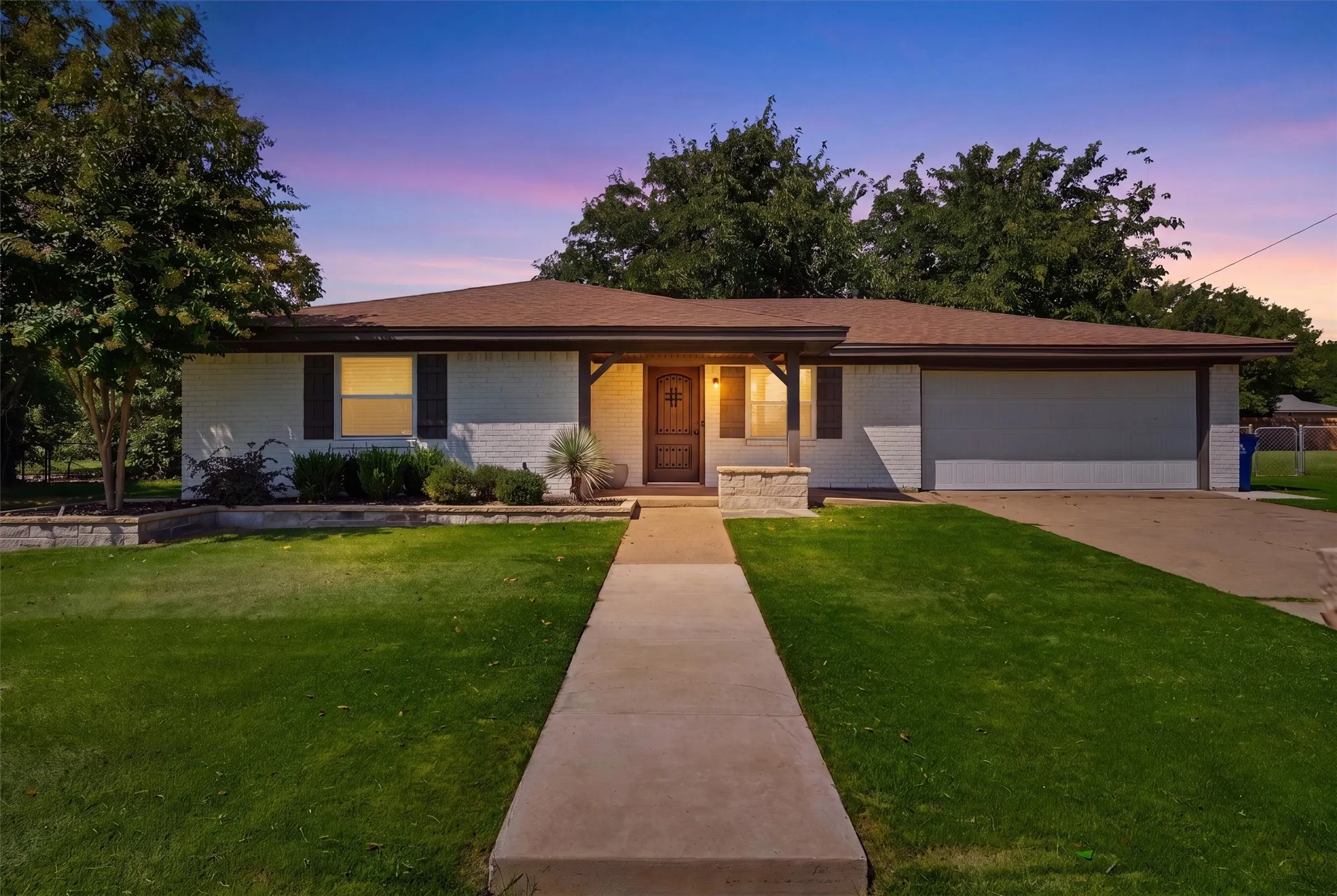 Single Family Residence For Sale in Denton County , 332 S Sealy Avenue, Justin, Texas 76247, 3 Bedroom, 2 Bathroom, 2 Garage spaces, 1,326 Sqft, built in 1984, mls#21334910, Real Estate Agent in Justin, Homes For Sale in Denton county, Homes For Sale in Justin, Realtor in Justin Texas, Real Estate Brokerage Independent Realty Texas, Luminita Cordes Realtor