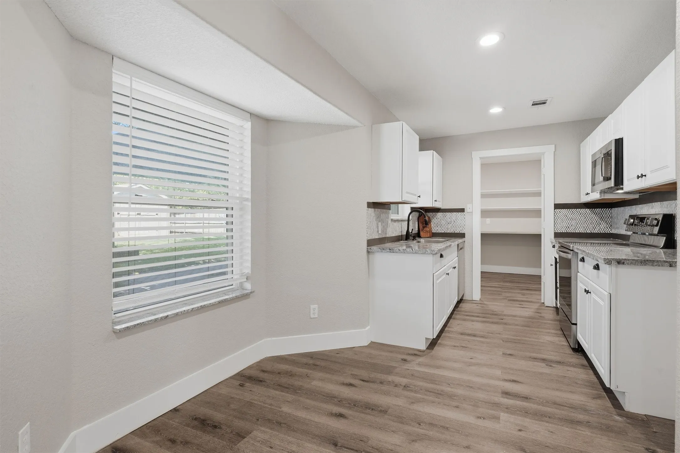 Single Family Residence For Sale in Denton County , 332 S Sealy Avenue, Justin, Texas 76247, 3 Bedroom, 2 Bathroom, 2 Garage spaces, 1,326 Sqft, built in 1984, mls#21334910, Real Estate Agent in Justin, Homes For Sale in Denton county, Homes For Sale in Justin, Realtor in Justin Texas, Real Estate Brokerage Independent Realty Texas, Luminita Cordes Realtor