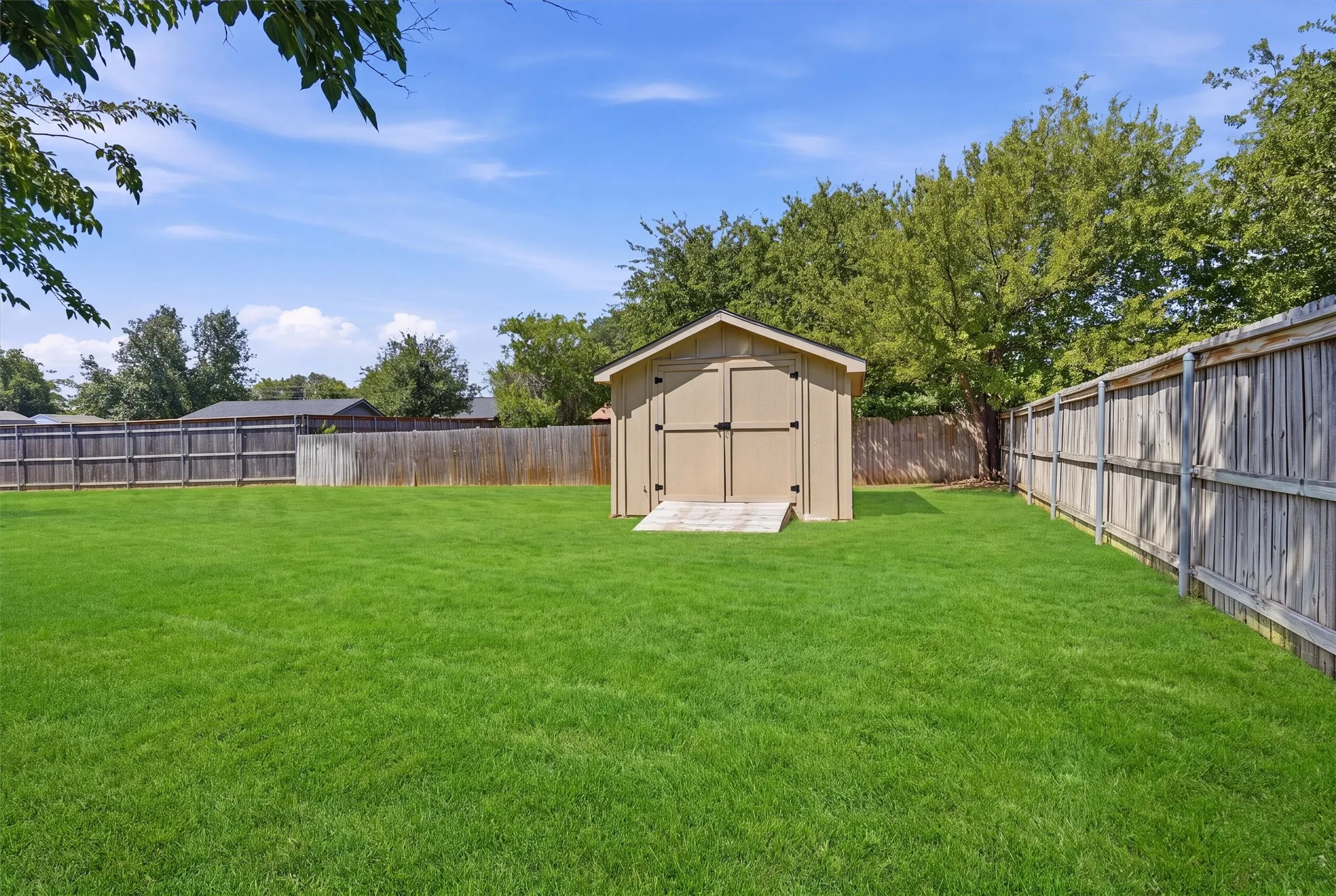 Single Family Residence For Sale in Denton County , 332 S Sealy Avenue, Justin, Texas 76247, 3 Bedroom, 2 Bathroom, 2 Garage spaces, 1,326 Sqft, built in 1984, mls#21334910, Real Estate Agent in Justin, Homes For Sale in Denton county, Homes For Sale in Justin, Realtor in Justin Texas, Real Estate Brokerage Independent Realty Texas, Luminita Cordes Realtor