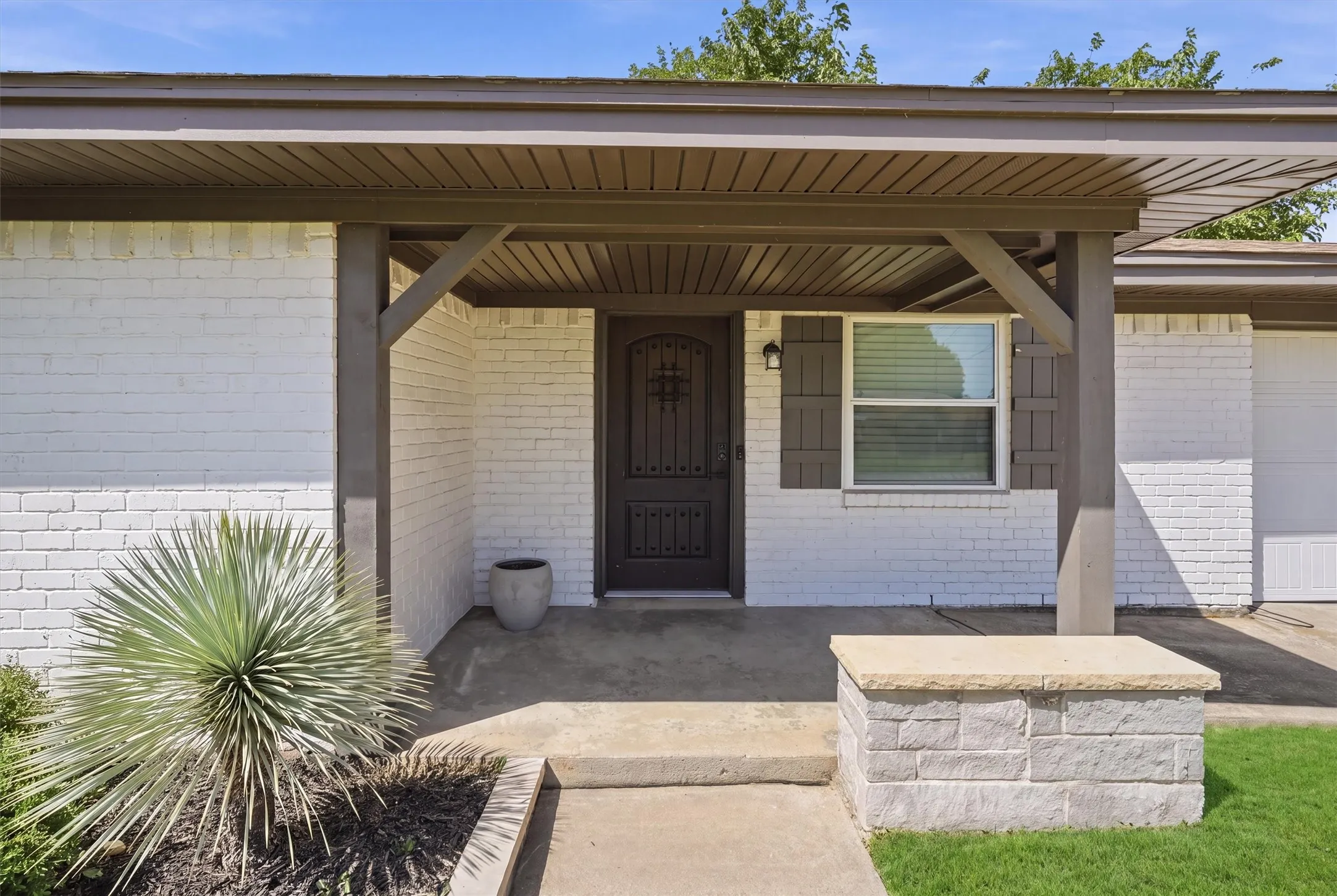 Single Family Residence For Sale in Denton County , 332 S Sealy Avenue, Justin, Texas 76247, 3 Bedroom, 2 Bathroom, 2 Garage spaces, 1,326 Sqft, built in 1984, mls#21334910, Real Estate Agent in Justin, Homes For Sale in Denton county, Homes For Sale in Justin, Realtor in Justin Texas, Real Estate Brokerage Independent Realty Texas, Luminita Cordes Realtor