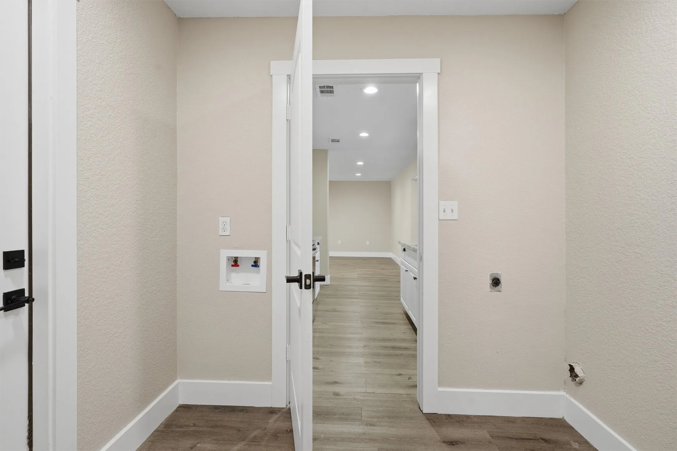 Single Family Residence For Sale in Denton County , 332 S Sealy Avenue, Justin, Texas 76247, 3 Bedroom, 2 Bathroom, 2 Garage spaces, 1,326 Sqft, built in 1984, mls#21334910, Real Estate Agent in Justin, Homes For Sale in Denton county, Homes For Sale in Justin, Realtor in Justin Texas, Real Estate Brokerage Independent Realty Texas, Luminita Cordes Realtor