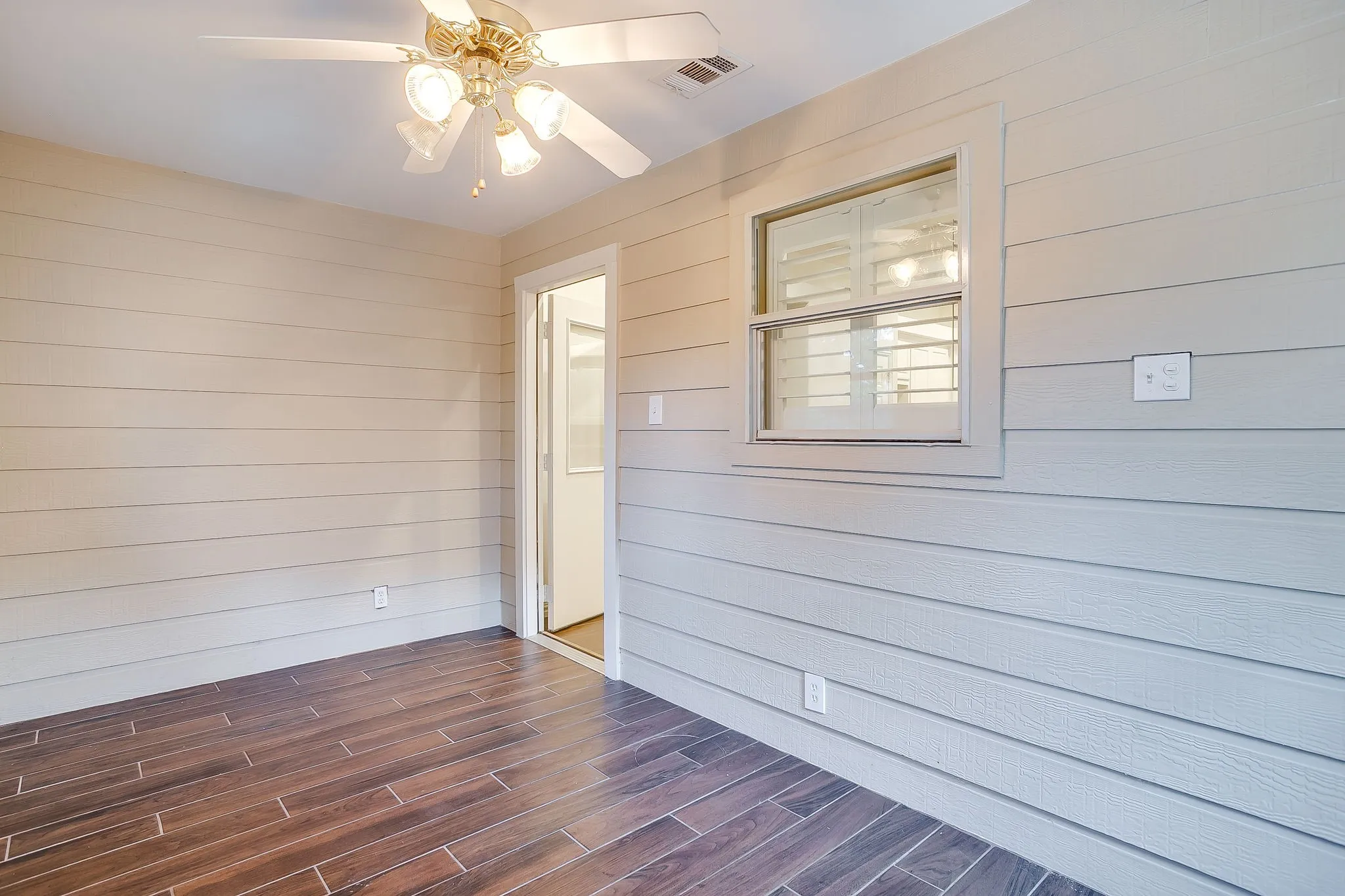 Single Family Residence For Sale in Denton County , 1409 Montevideo Court, Denton, Texas 76210, 4 Bedroom, 2 Bathroom, 2 Garage spaces, 2,379 Sqft, built in 2001, mls#21336383, Real Estate Agent in Denton, Homes For Sale in Denton county, Homes For Sale in Denton, Realtor in Denton Texas, Real Estate Brokerage Independent Realty Texas, Luminita Cordes Realtor