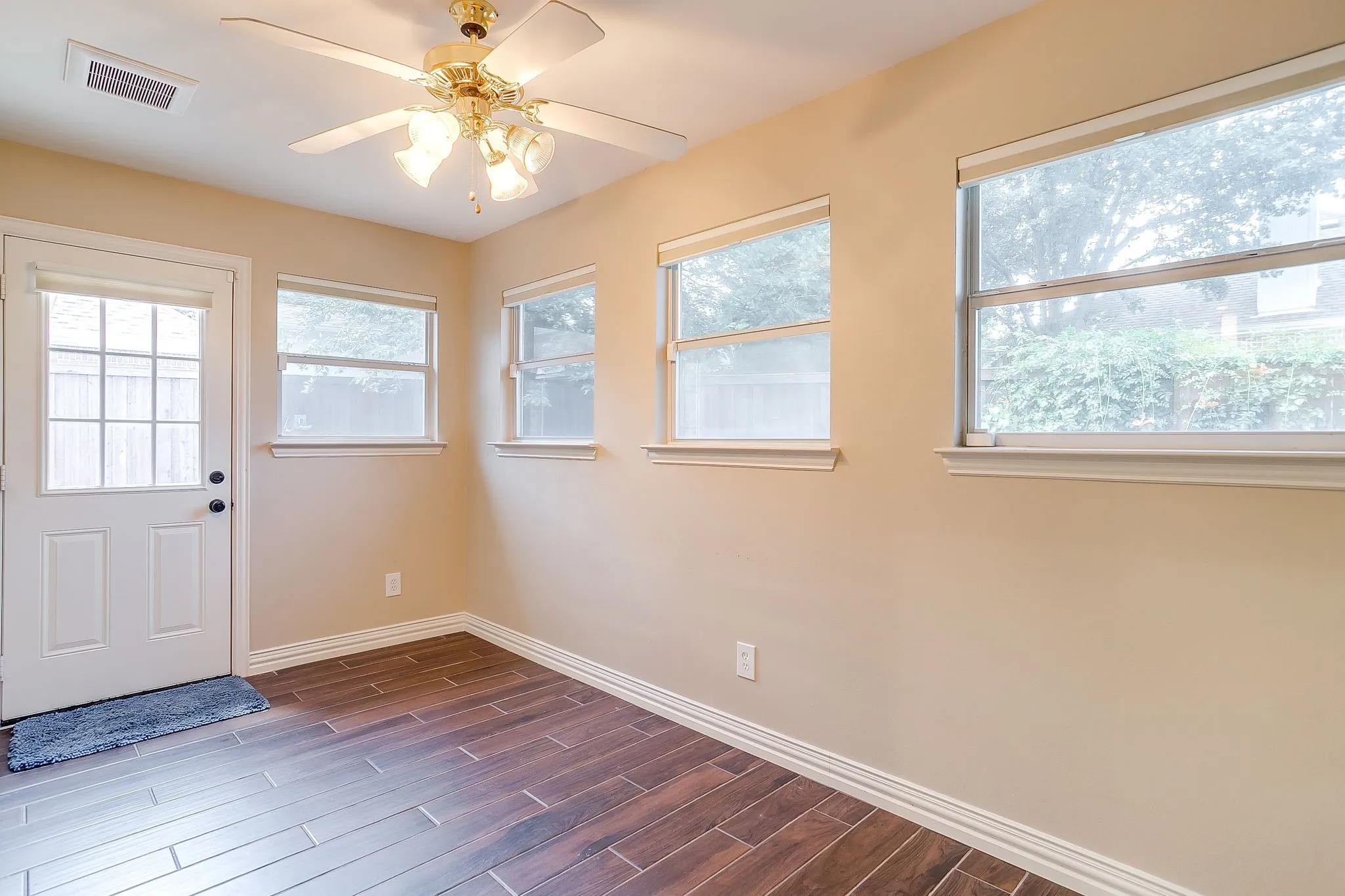 Single Family Residence For Sale in Denton County , 1409 Montevideo Court, Denton, Texas 76210, 4 Bedroom, 2 Bathroom, 2 Garage spaces, 2,379 Sqft, built in 2001, mls#21336383, Real Estate Agent in Denton, Homes For Sale in Denton county, Homes For Sale in Denton, Realtor in Denton Texas, Real Estate Brokerage Independent Realty Texas, Luminita Cordes Realtor