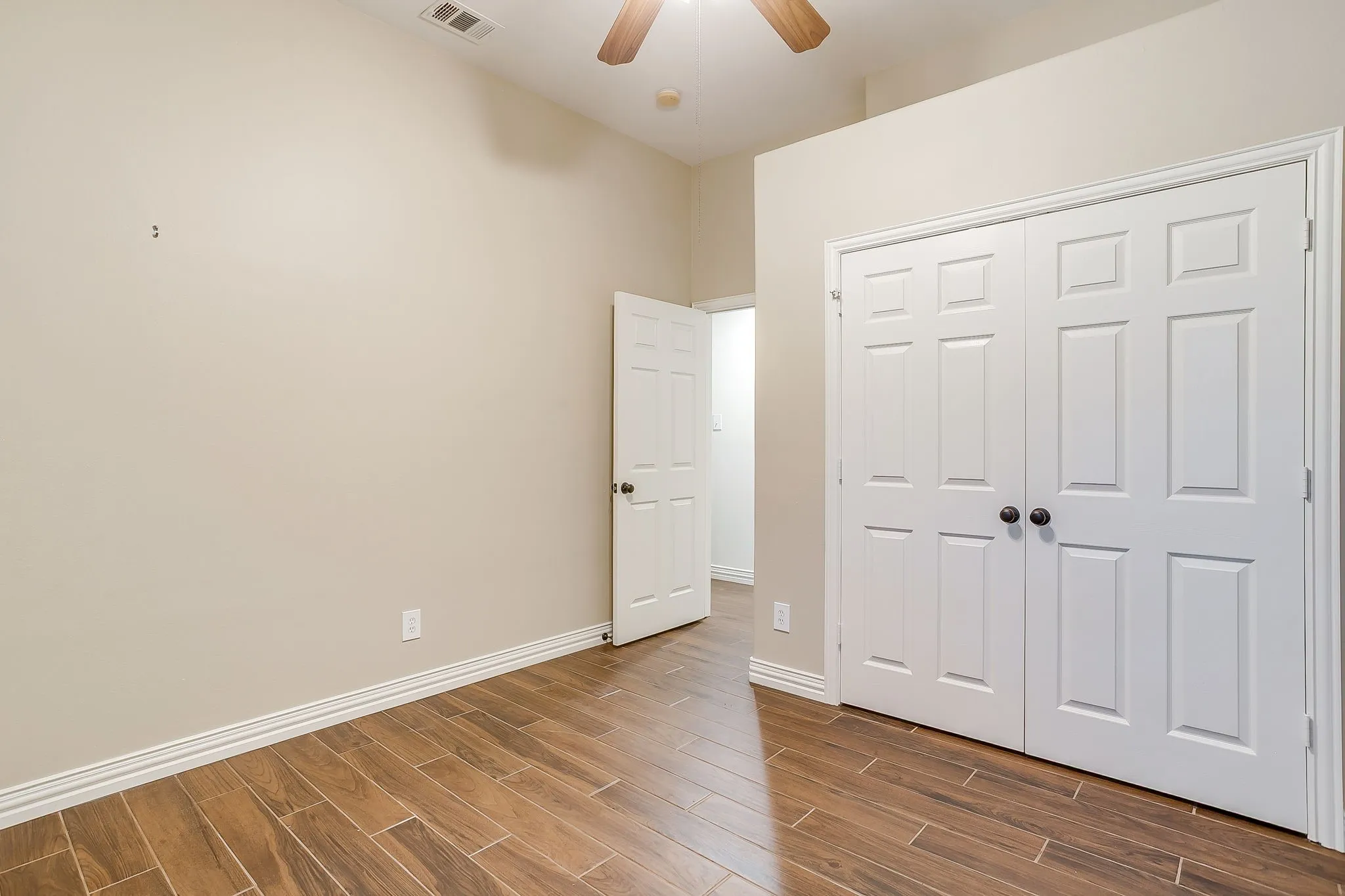 Single Family Residence For Sale in Denton County , 1409 Montevideo Court, Denton, Texas 76210, 4 Bedroom, 2 Bathroom, 2 Garage spaces, 2,379 Sqft, built in 2001, mls#21336383, Real Estate Agent in Denton, Homes For Sale in Denton county, Homes For Sale in Denton, Realtor in Denton Texas, Real Estate Brokerage Independent Realty Texas, Luminita Cordes Realtor