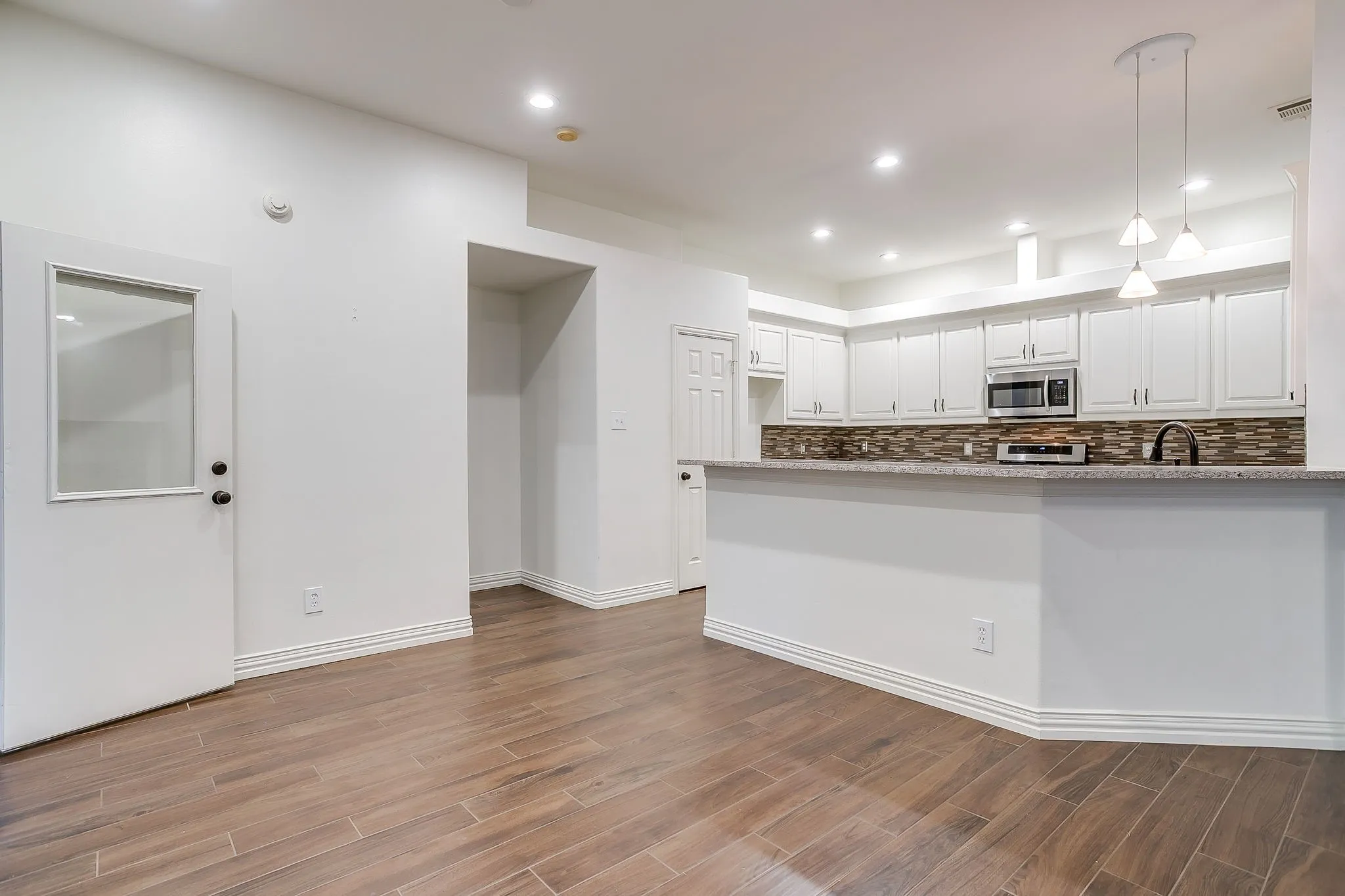 Breakfast area and kitchen