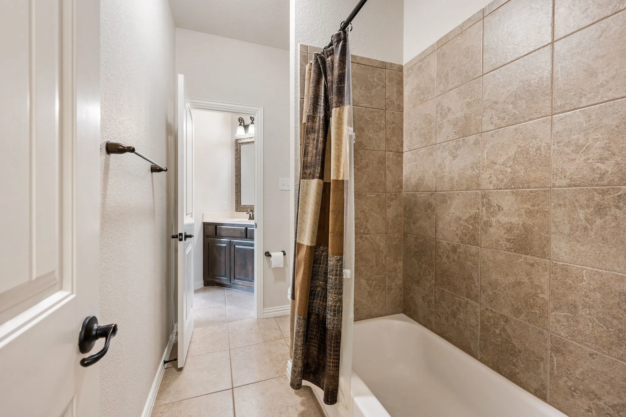 Single Family Residence For Sale in Tarrant County , 7216 E Nirvana Circle, North Richland Hills, Texas 76182, 4 Bedroom, 4 Bathroom, 3 Garage spaces, 3,002 Sqft, built in 2014, mls#21340490, Real Estate Agent in North Richland Hills, Homes For Sale in Tarrant county, Homes For Sale in North Richland Hills, Realtor in North Richland Hills Texas, Real Estate Brokerage Independent Realty Texas, Luminita Cordes Realtor