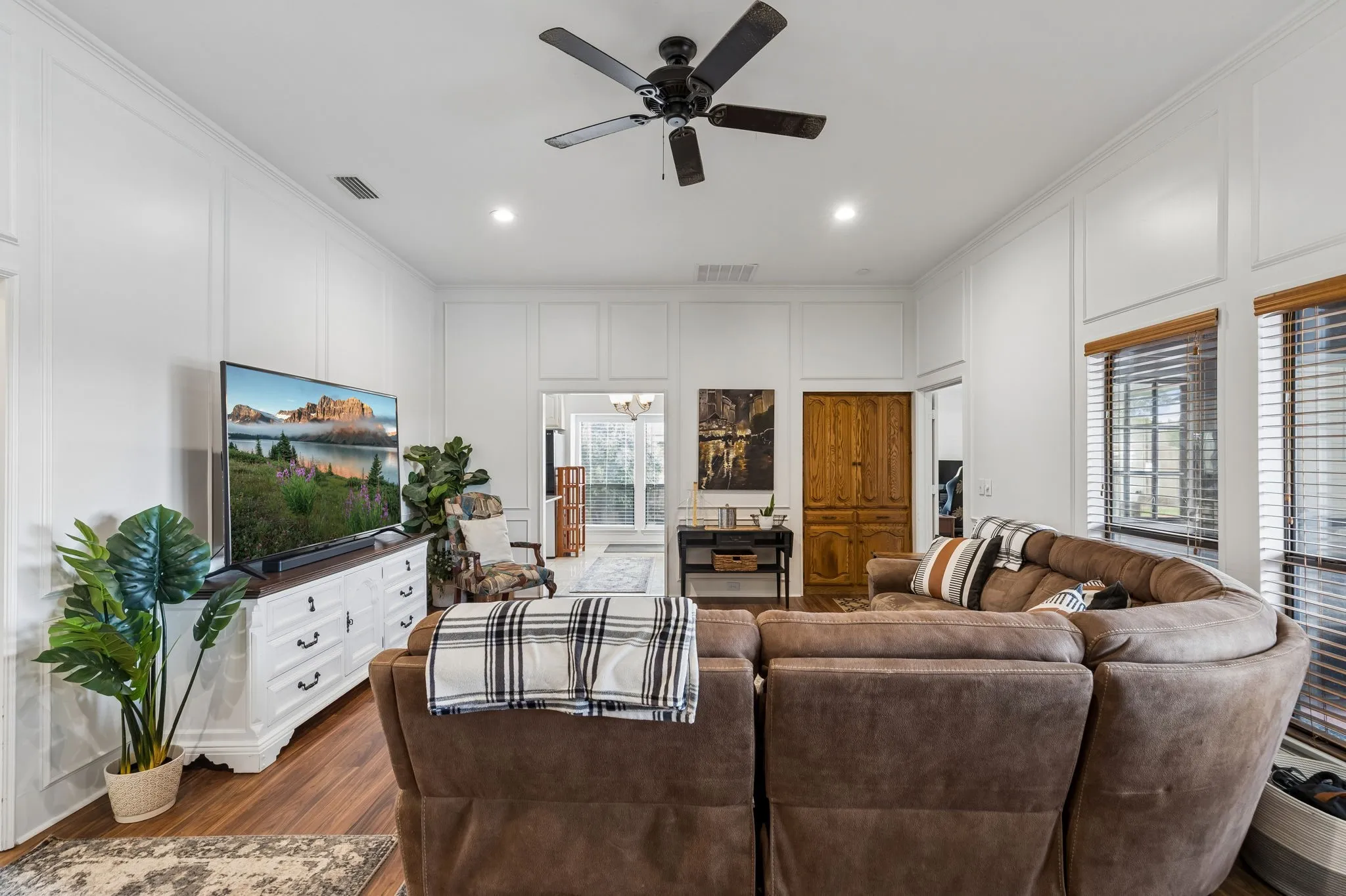 Single Family Residence For Sale in Dallas County , 2133 Hunters Ridge, Carrollton, Texas 75006, 3 Bedroom, 3 Bathroom, 2 Garage spaces, 2,240 Sqft, built in 1981, mls#21335223, Real Estate Agent in Carrollton, Homes For Sale in Dallas county, Homes For Sale in Carrollton, Realtor in Carrollton Texas, Real Estate Brokerage Independent Realty Texas, Luminita Cordes Realtor