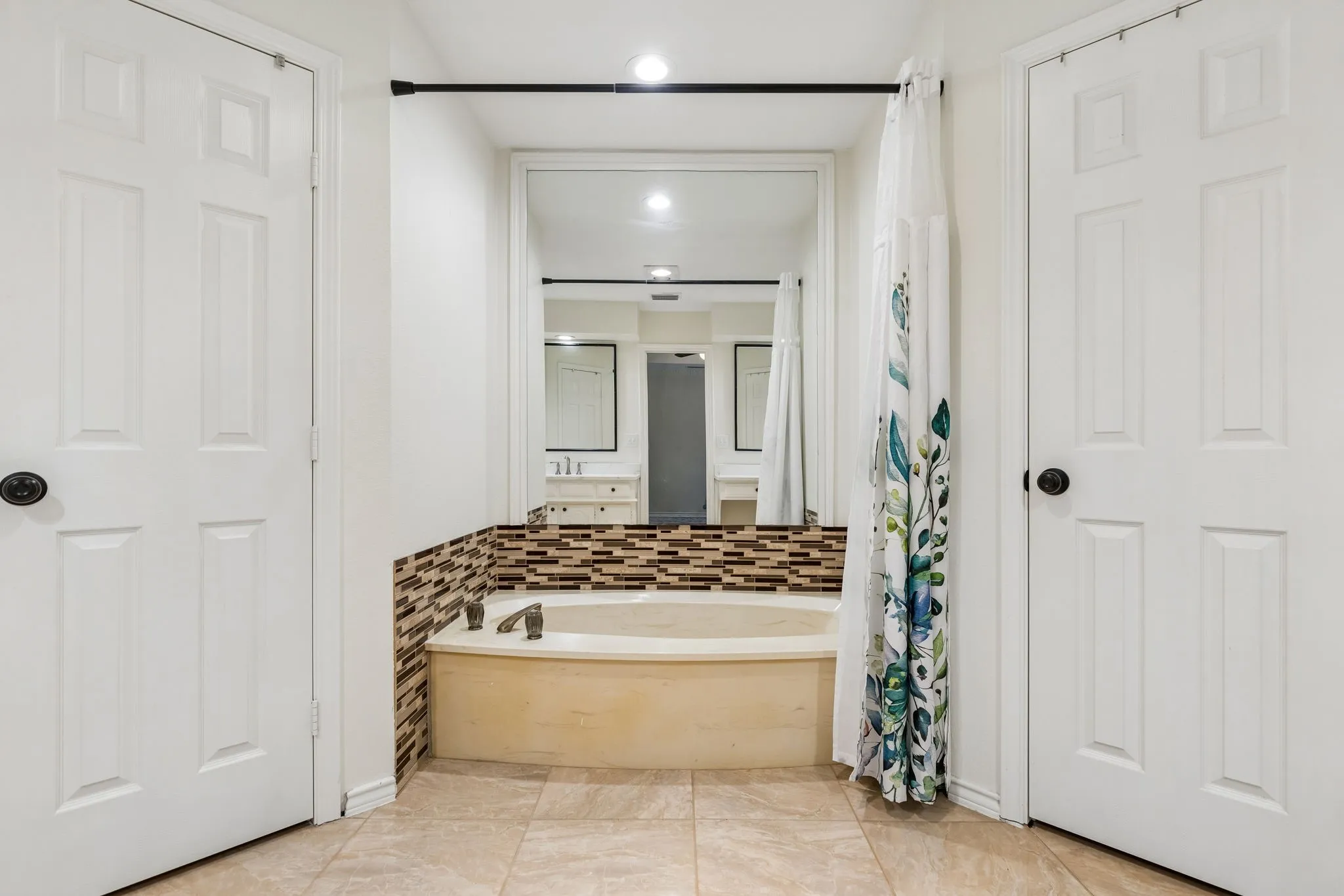 Single Family Residence For Sale in Dallas County , 2133 Hunters Ridge, Carrollton, Texas 75006, 3 Bedroom, 3 Bathroom, 2 Garage spaces, 2,240 Sqft, built in 1981, mls#21335223, Real Estate Agent in Carrollton, Homes For Sale in Dallas county, Homes For Sale in Carrollton, Realtor in Carrollton Texas, Real Estate Brokerage Independent Realty Texas, Luminita Cordes Realtor