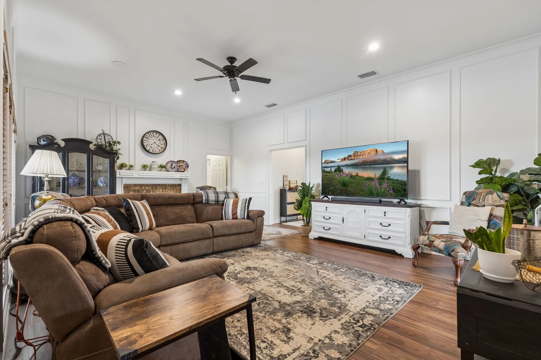 Single Family Residence For Sale in Dallas County , 2133 Hunters Ridge, Carrollton, Texas 75006, 3 Bedroom, 3 Bathroom, 2 Garage spaces, 2,240 Sqft, built in 1981, mls#21335223, Real Estate Agent in Carrollton, Homes For Sale in Dallas county, Homes For Sale in Carrollton, Realtor in Carrollton Texas, Real Estate Brokerage Independent Realty Texas, Luminita Cordes Realtor