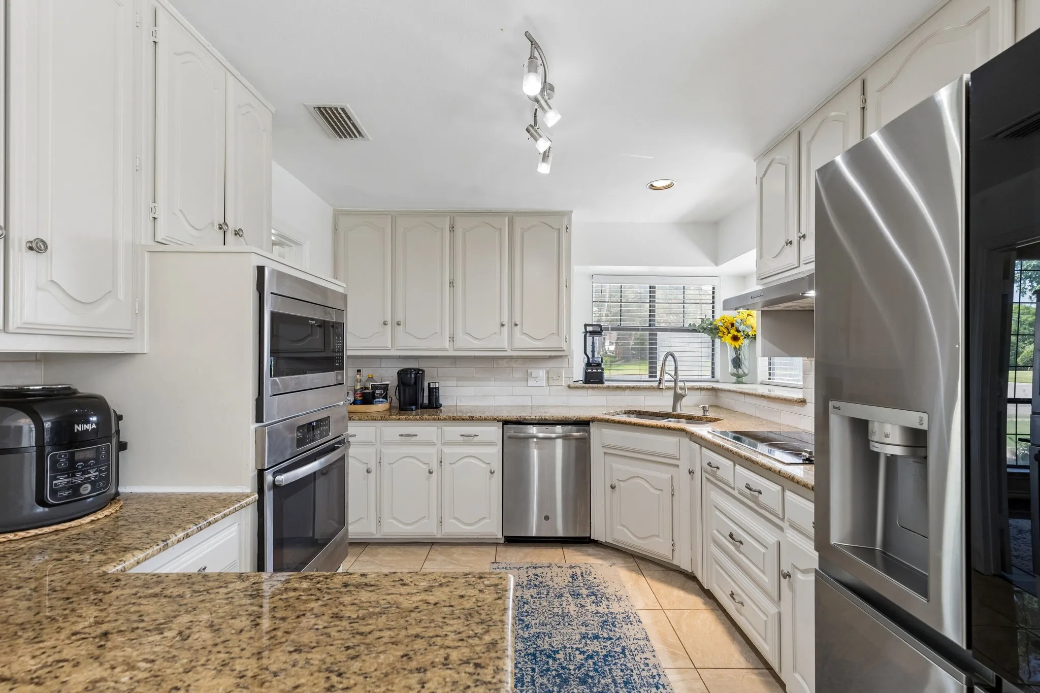 Single Family Residence For Sale in Dallas County , 2133 Hunters Ridge, Carrollton, Texas 75006, 3 Bedroom, 3 Bathroom, 2 Garage spaces, 2,240 Sqft, built in 1981, mls#21335223, Real Estate Agent in Carrollton, Homes For Sale in Dallas county, Homes For Sale in Carrollton, Realtor in Carrollton Texas, Real Estate Brokerage Independent Realty Texas, Luminita Cordes Realtor