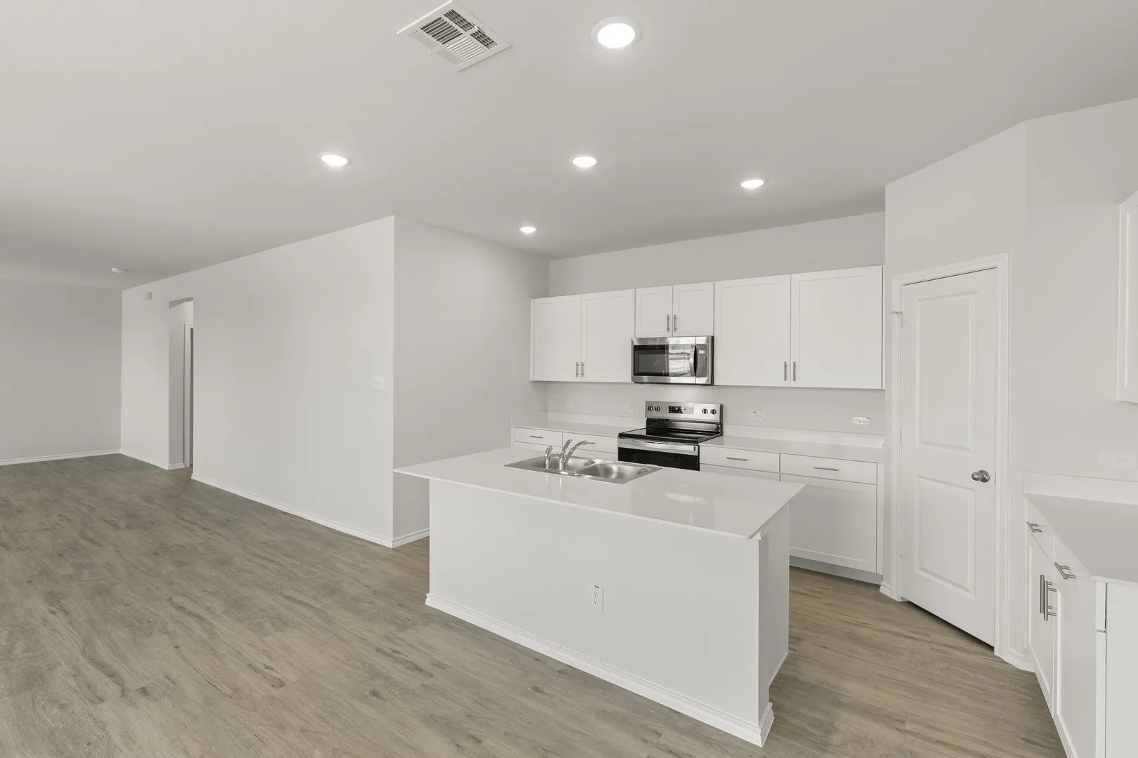10. 1715 Riverside - Kitchen (3)