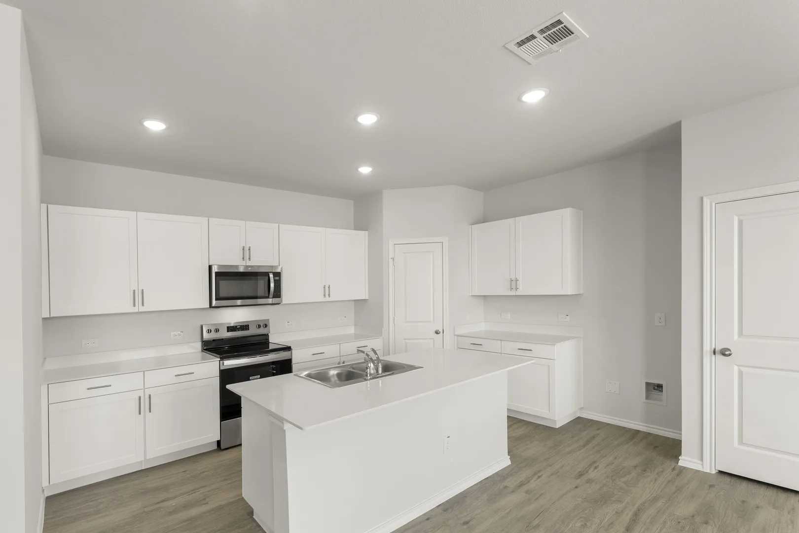 09. 1715 Riverside - Kitchen (2)