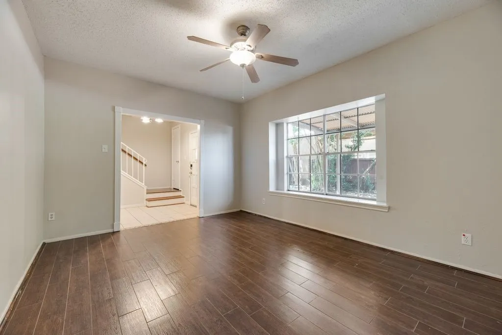Single Family Residence For Sale in Dallas County , 624 Trailwood Court, Garland, Texas 75043, 3 Bedroom, 3 Bathroom, Garage spaces, 1,674 Sqft, built in 1973, mls#21339553, Real Estate Agent in Garland, Homes For Sale in Dallas county, Homes For Sale in Garland, Realtor in Garland Texas, Real Estate Brokerage Independent Realty Texas, Luminita Cordes Realtor