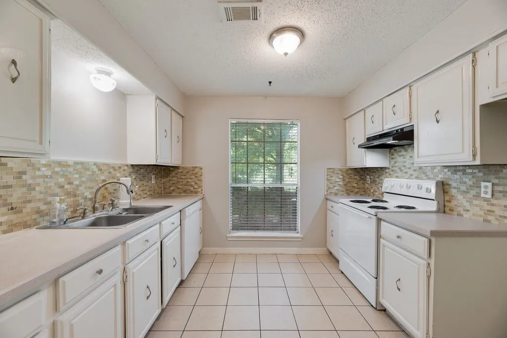 Single Family Residence For Sale in Dallas County , 624 Trailwood Court, Garland, Texas 75043, 3 Bedroom, 3 Bathroom, Garage spaces, 1,674 Sqft, built in 1973, mls#21339553, Real Estate Agent in Garland, Homes For Sale in Dallas county, Homes For Sale in Garland, Realtor in Garland Texas, Real Estate Brokerage Independent Realty Texas, Luminita Cordes Realtor