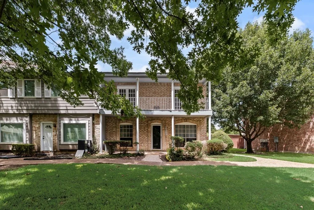 Single Family Residence For Sale in Dallas County , 624 Trailwood Court, Garland, Texas 75043, 3 Bedroom, 3 Bathroom, Garage spaces, 1,674 Sqft, built in 1973, mls#21339553, Real Estate Agent in Garland, Homes For Sale in Dallas county, Homes For Sale in Garland, Realtor in Garland Texas, Real Estate Brokerage Independent Realty Texas, Luminita Cordes Realtor