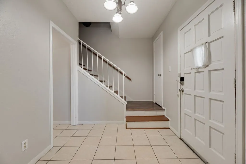 Single Family Residence For Sale in Dallas County , 624 Trailwood Court, Garland, Texas 75043, 3 Bedroom, 3 Bathroom, Garage spaces, 1,674 Sqft, built in 1973, mls#21339553, Real Estate Agent in Garland, Homes For Sale in Dallas county, Homes For Sale in Garland, Realtor in Garland Texas, Real Estate Brokerage Independent Realty Texas, Luminita Cordes Realtor