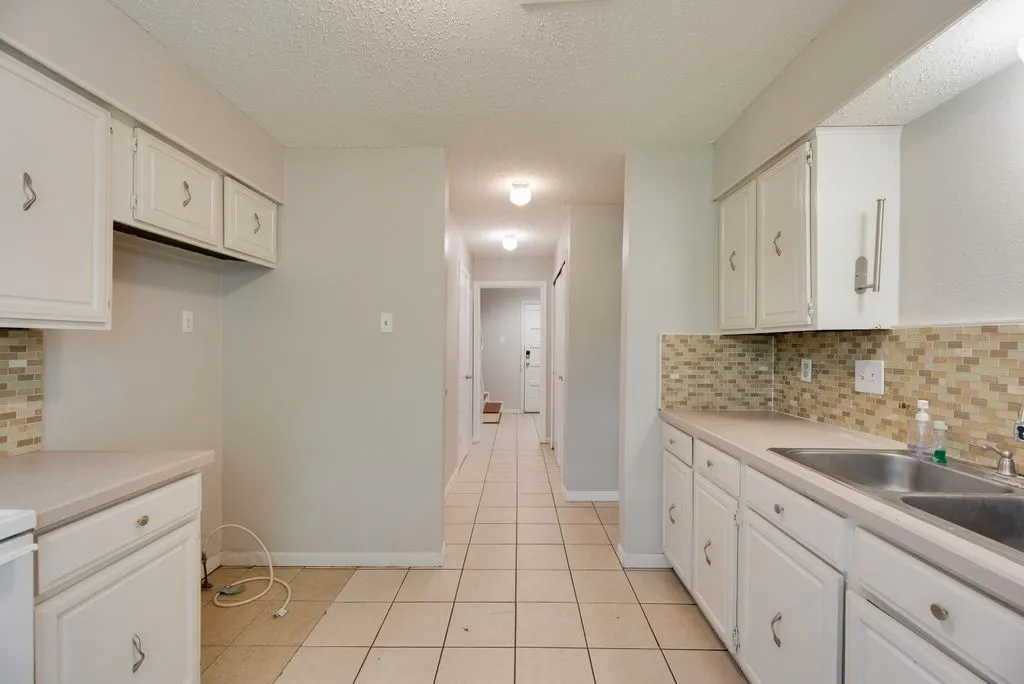Single Family Residence For Sale in Dallas County , 624 Trailwood Court, Garland, Texas 75043, 3 Bedroom, 3 Bathroom, Garage spaces, 1,674 Sqft, built in 1973, mls#21339553, Real Estate Agent in Garland, Homes For Sale in Dallas county, Homes For Sale in Garland, Realtor in Garland Texas, Real Estate Brokerage Independent Realty Texas, Luminita Cordes Realtor