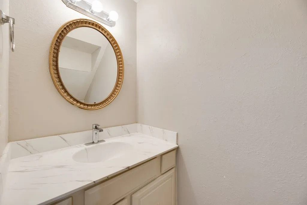 Single Family Residence For Sale in Dallas County , 624 Trailwood Court, Garland, Texas 75043, 3 Bedroom, 3 Bathroom, Garage spaces, 1,674 Sqft, built in 1973, mls#21339553, Real Estate Agent in Garland, Homes For Sale in Dallas county, Homes For Sale in Garland, Realtor in Garland Texas, Real Estate Brokerage Independent Realty Texas, Luminita Cordes Realtor