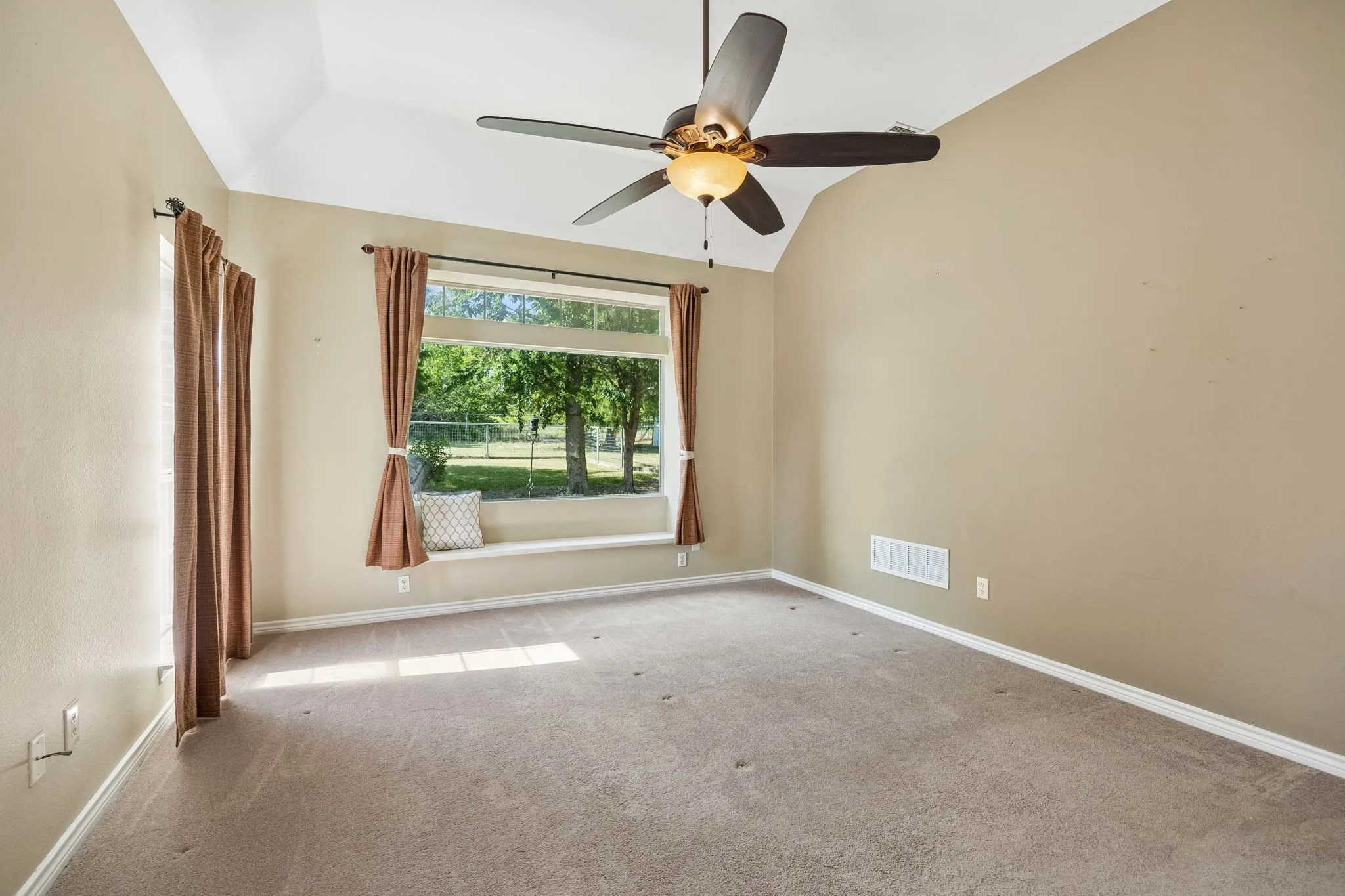 Single Family Residence For Sale in Kaufman County , 15175 Markout Central, Forney, Texas 75126, 6 Bedroom, 5 Bathroom, Garage spaces, 4,663 Sqft, built in 1999, mls#21339940, Real Estate Agent in Forney, Homes For Sale in Kaufman county, Homes For Sale in Forney, Realtor in Forney Texas, Real Estate Brokerage Independent Realty Texas, Luminita Cordes Realtor