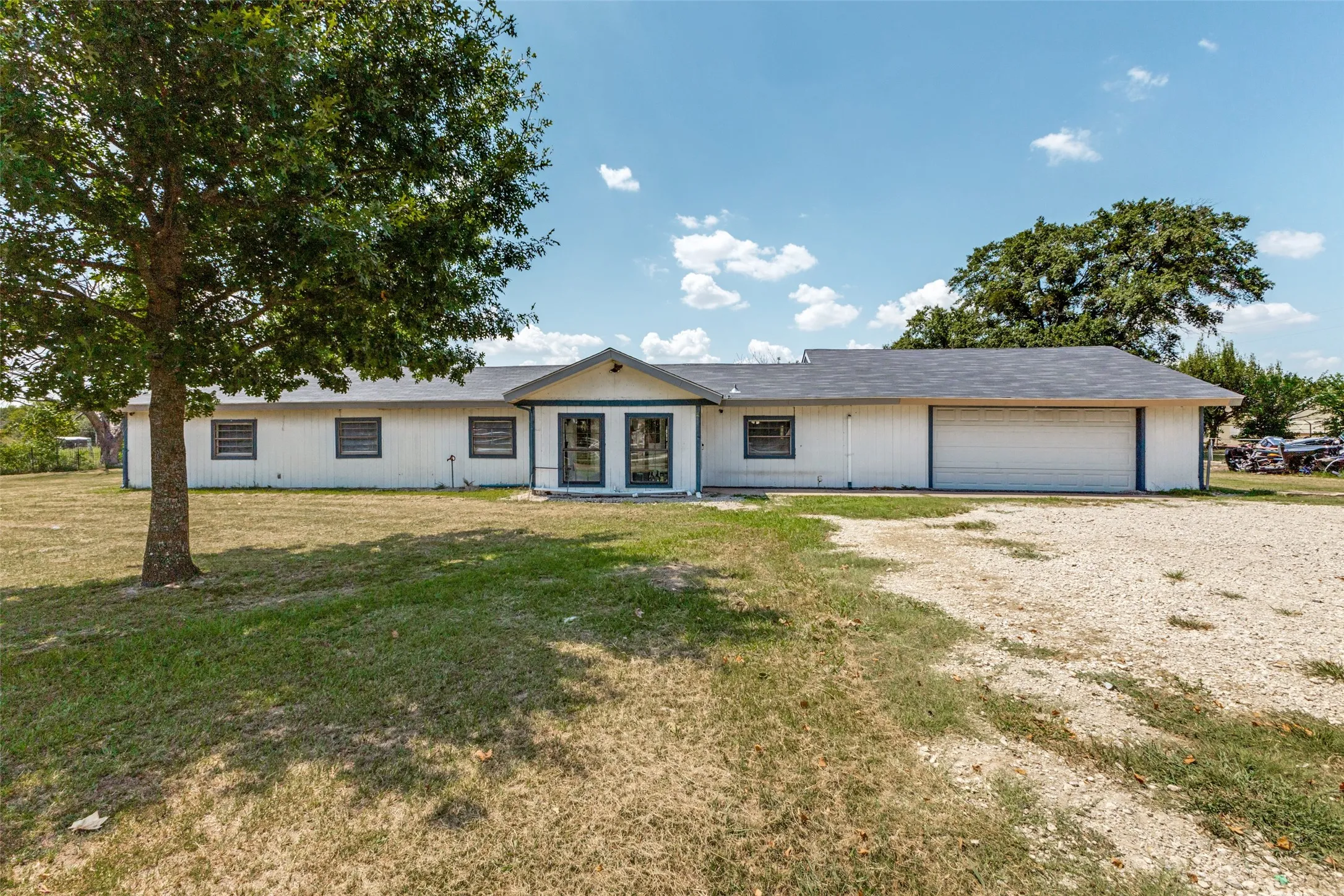 Single Family Residence For Sale in Kaufman County , 7400 County Road 131A, Terrell, Texas 75161, 4 Bedroom, 2 Bathroom, 2 Garage spaces, 1,604 Sqft, built in 1971, mls#21333457, Real Estate Agent in Terrell, Homes For Sale in Kaufman county, Homes For Sale in Terrell, Realtor in Terrell Texas, Real Estate Brokerage Independent Realty Texas, Luminita Cordes Realtor