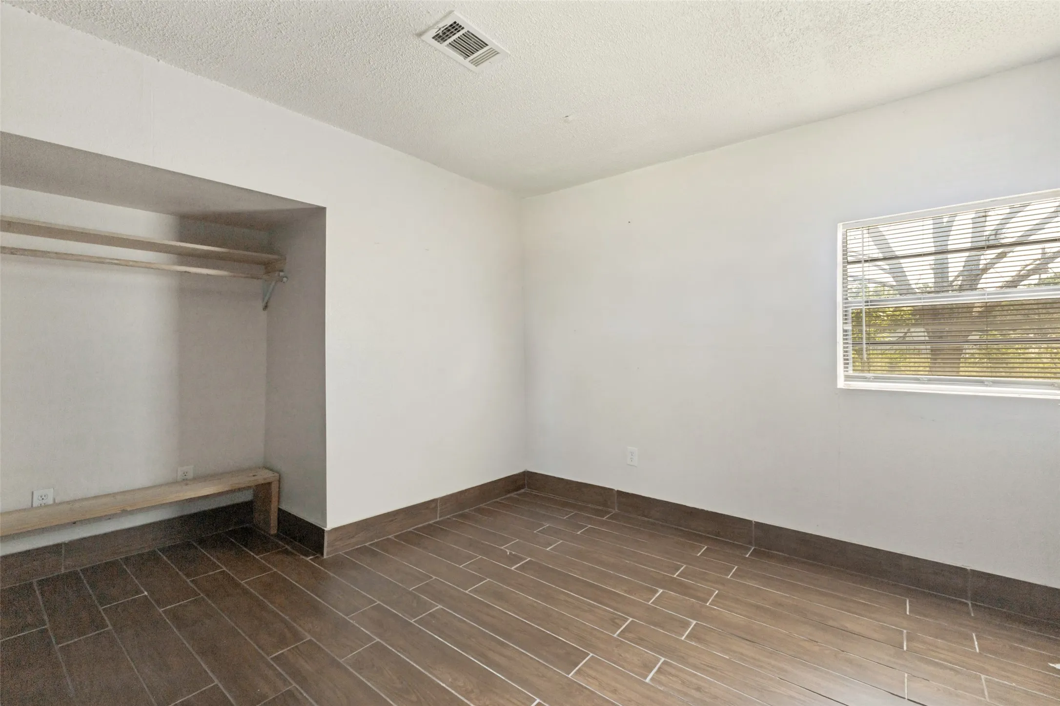 Single Family Residence For Sale in Kaufman County , 7400 County Road 131A, Terrell, Texas 75161, 4 Bedroom, 2 Bathroom, 2 Garage spaces, 1,604 Sqft, built in 1971, mls#21333457, Real Estate Agent in Terrell, Homes For Sale in Kaufman county, Homes For Sale in Terrell, Realtor in Terrell Texas, Real Estate Brokerage Independent Realty Texas, Luminita Cordes Realtor