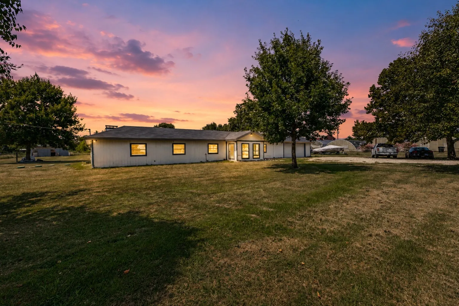 Single Family Residence For Sale in Kaufman County , 7400 County Road 131A, Terrell, Texas 75161, 4 Bedroom, 2 Bathroom, 2 Garage spaces, 1,604 Sqft, built in 1971, mls#21333457, Real Estate Agent in Terrell, Homes For Sale in Kaufman county, Homes For Sale in Terrell, Realtor in Terrell Texas, Real Estate Brokerage Independent Realty Texas, Luminita Cordes Realtor