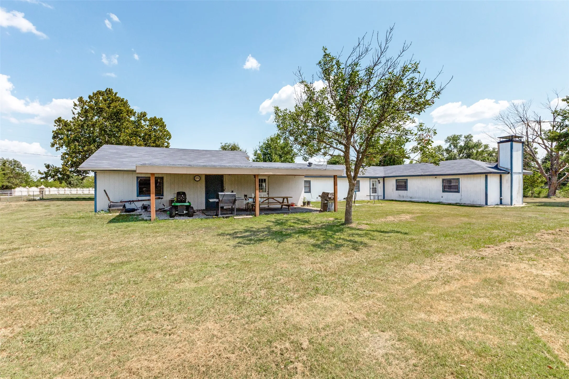 Single Family Residence For Sale in Kaufman County , 7400 County Road 131A, Terrell, Texas 75161, 4 Bedroom, 2 Bathroom, 2 Garage spaces, 1,604 Sqft, built in 1971, mls#21333457, Real Estate Agent in Terrell, Homes For Sale in Kaufman county, Homes For Sale in Terrell, Realtor in Terrell Texas, Real Estate Brokerage Independent Realty Texas, Luminita Cordes Realtor