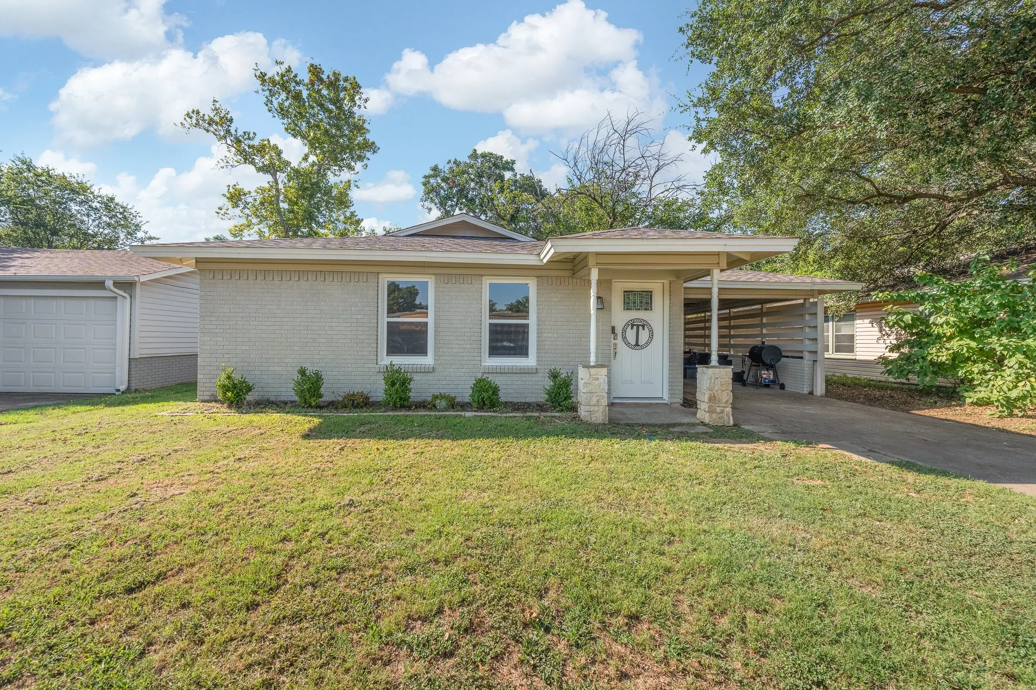 Single Family Residence For Sale in Johnson County , 809 Phillips Street, Cleburne, Texas 76033, 3 Bedroom, 1 Bathroom, Garage spaces, 1,188 Sqft, built in 1960, mls#21340421, Real Estate Agent in Cleburne, Homes For Sale in Johnson county, Homes For Sale in Cleburne, Realtor in Cleburne Texas, Real Estate Brokerage Independent Realty Texas, Luminita Cordes Realtor